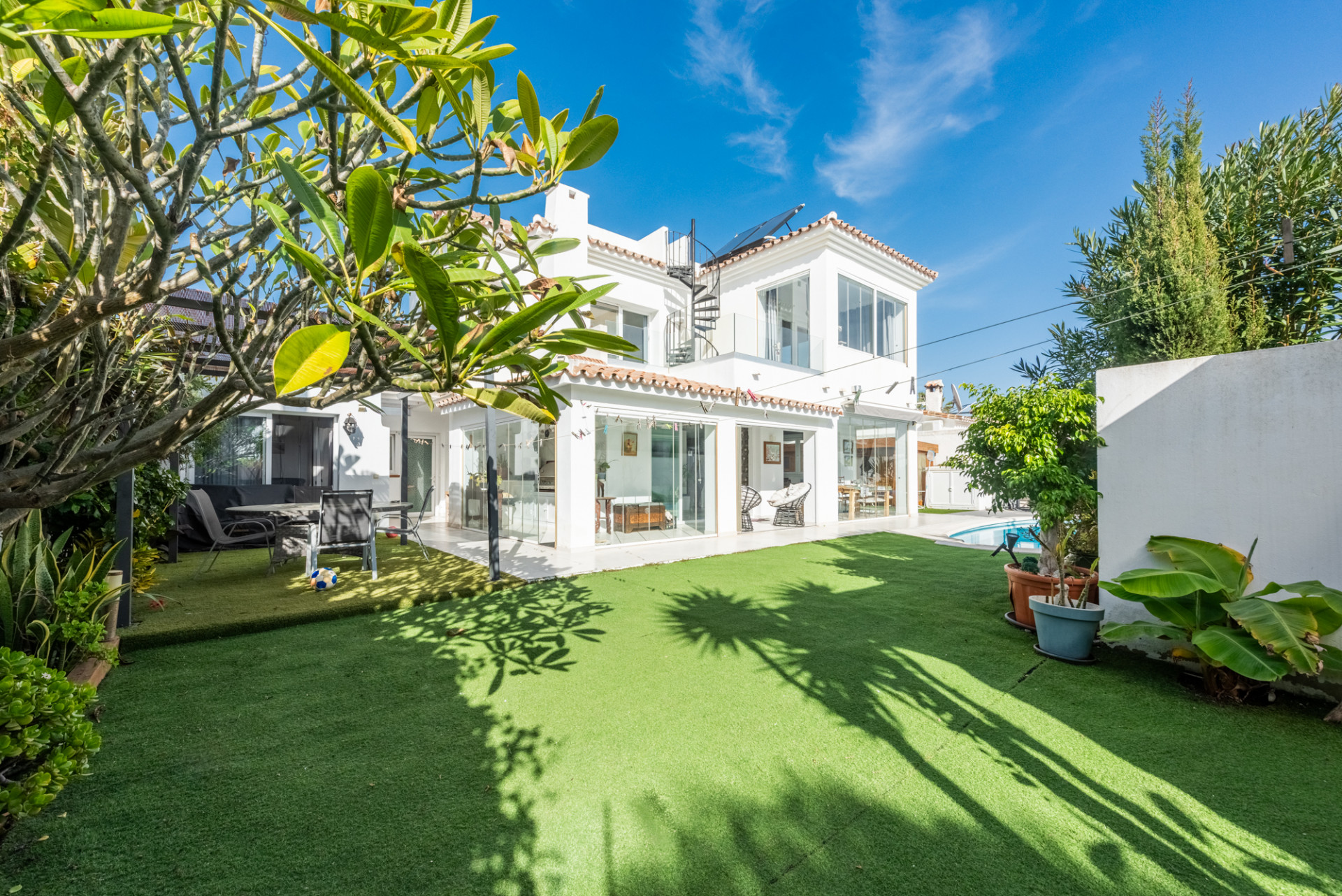Moderne Strandvilla mit Meerblick – Neue Goldene Meile, Estepona