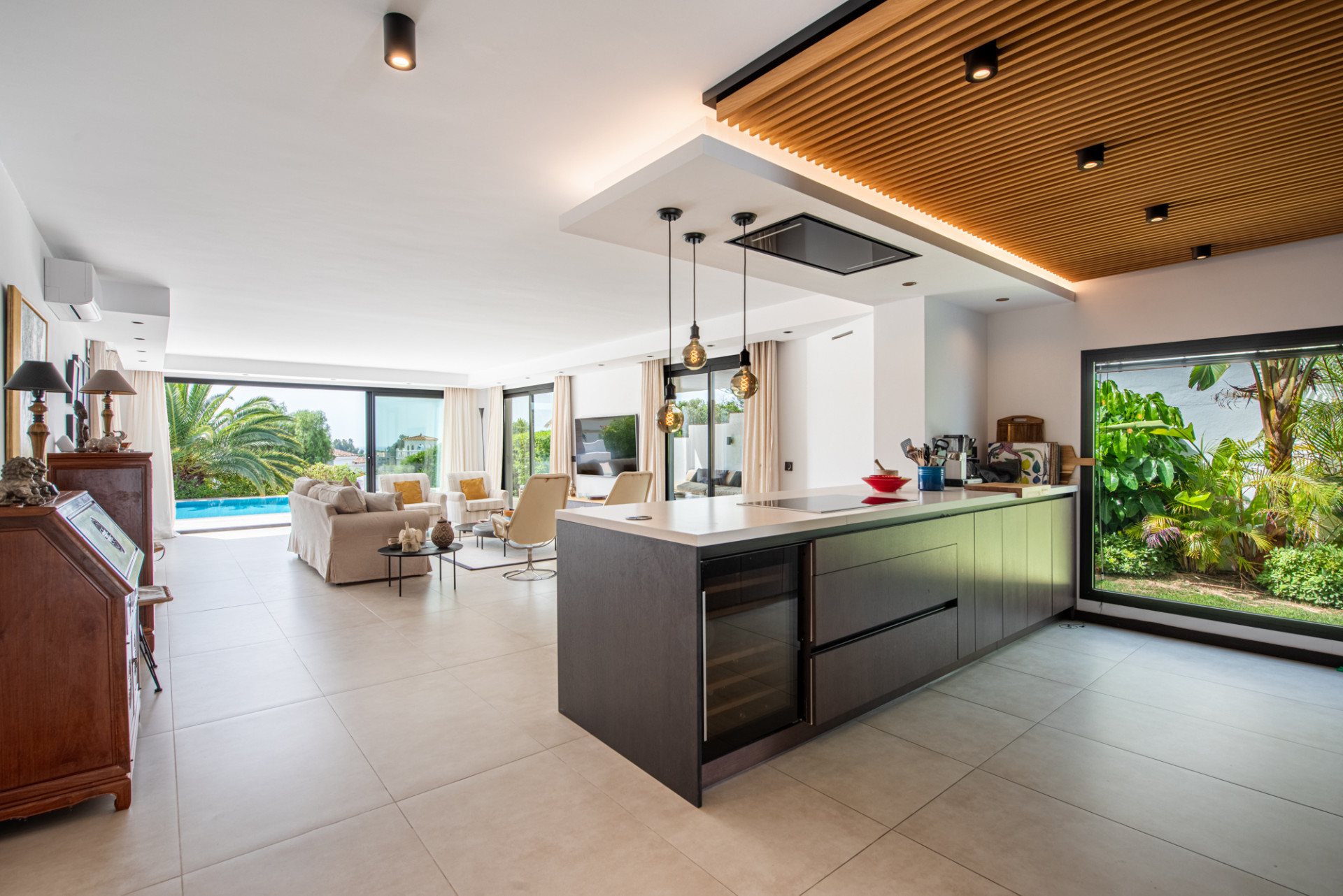 Stylish Renovated Villa with Contemporary Design in the Heart of Elviria — photo 3