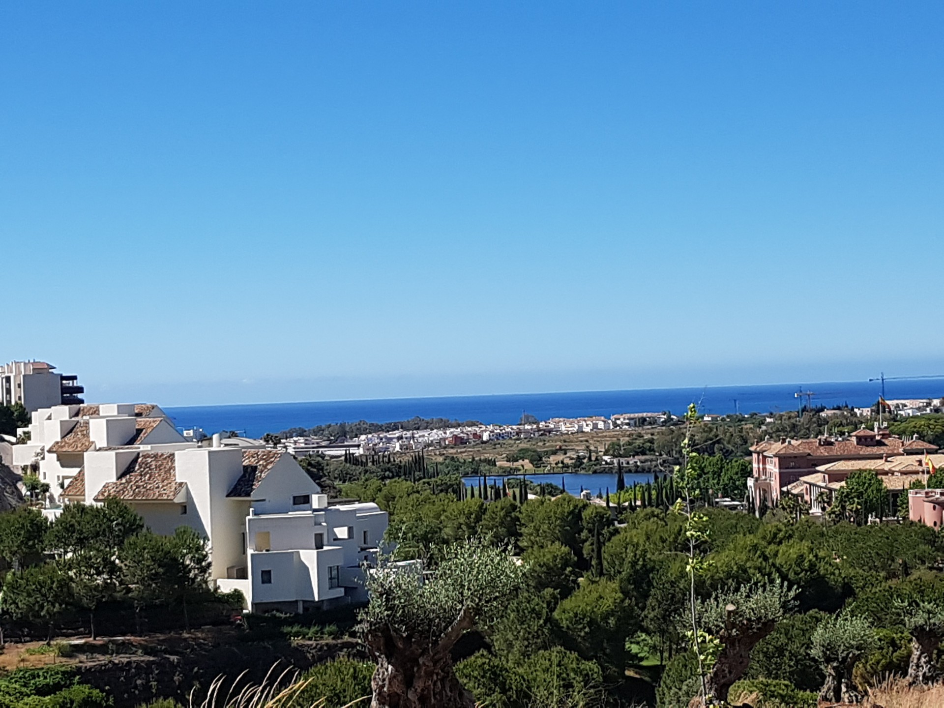 Stylish garden apartment with views to Hotel Villa Padierna, the golf course and the sea! — photo 8