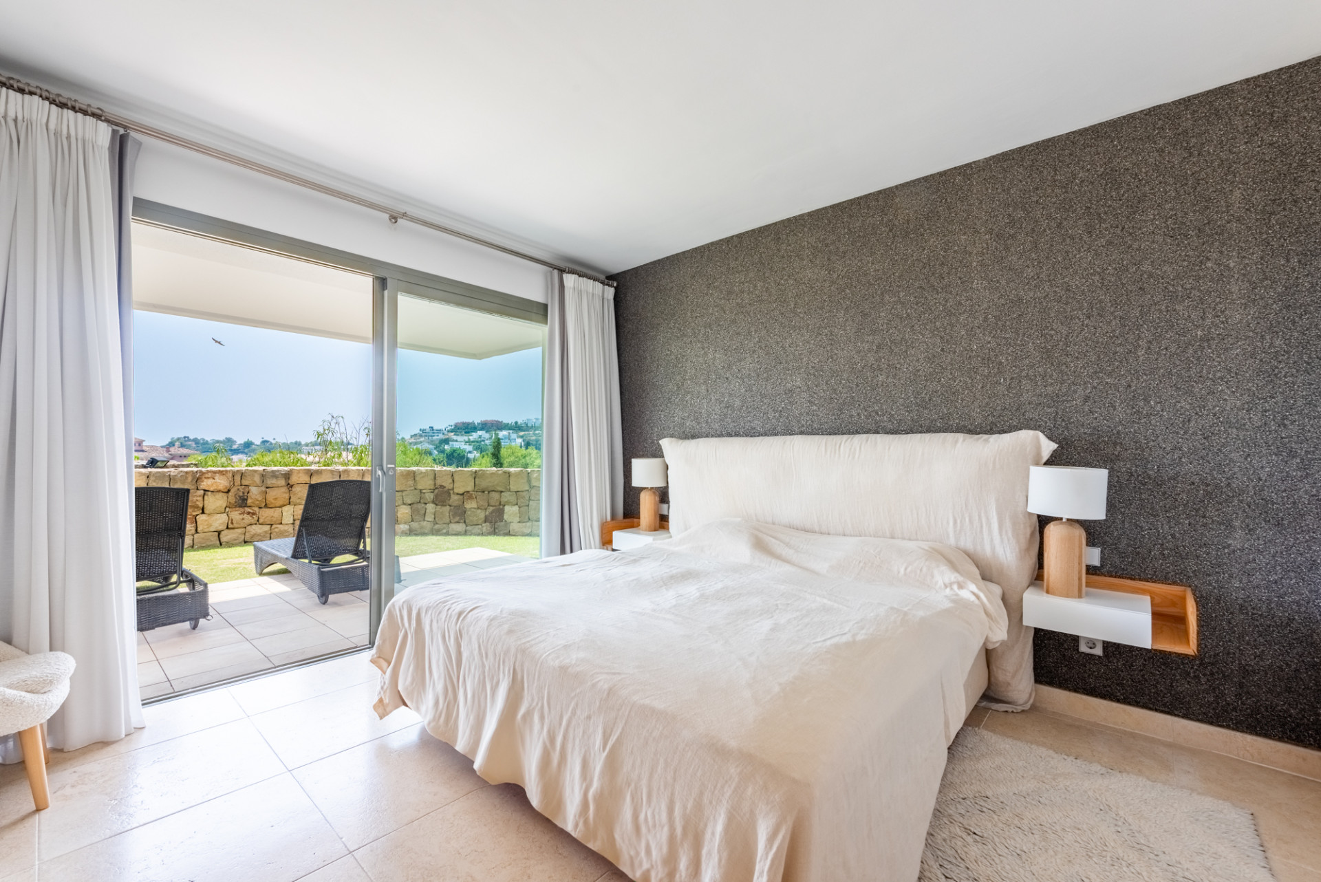 Stylish garden apartment with views to Hotel Villa Padierna, the golf course and the sea! — photo 12