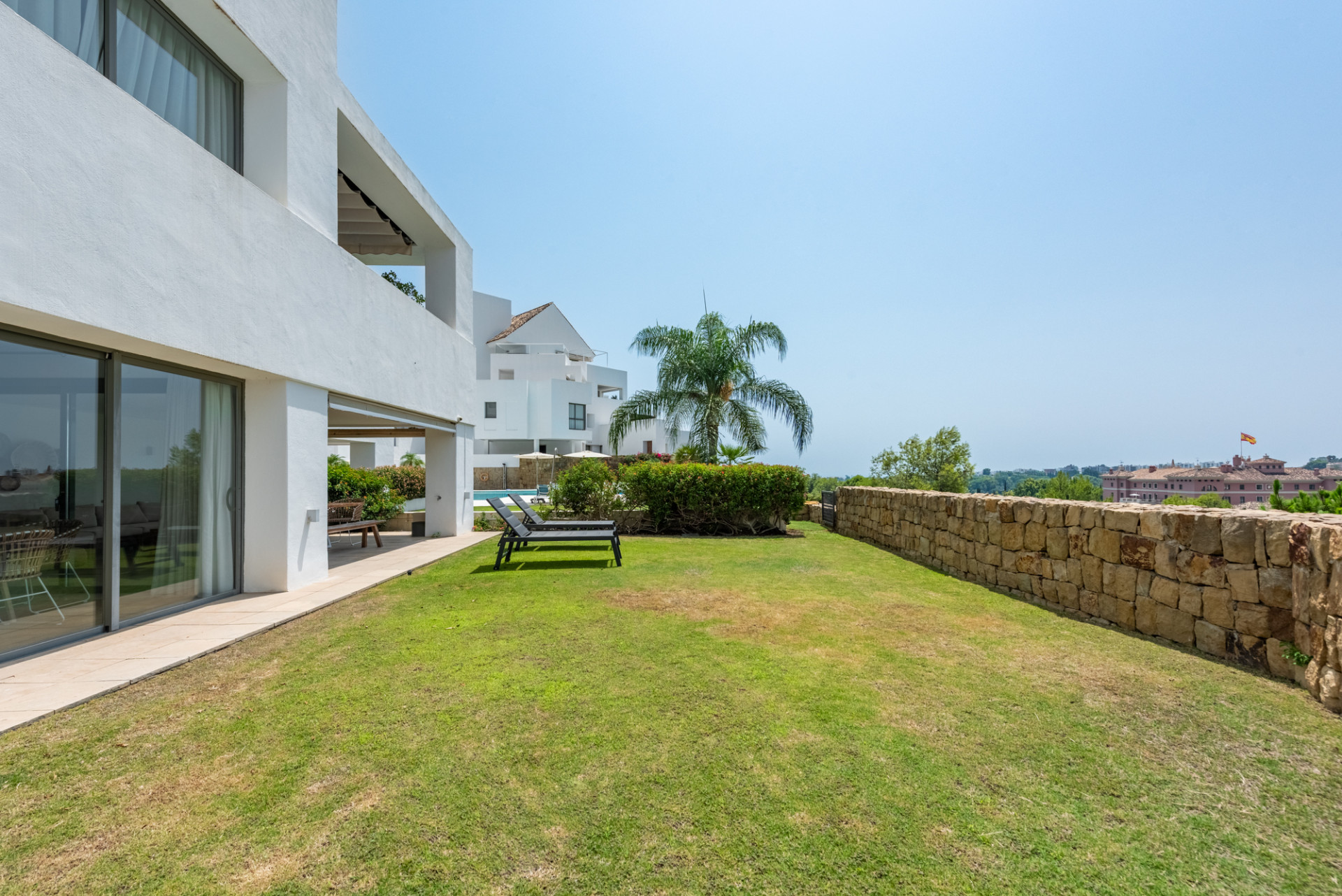 Stylish garden apartment with views to Hotel Villa Padierna, the golf course and the sea! — photo 6