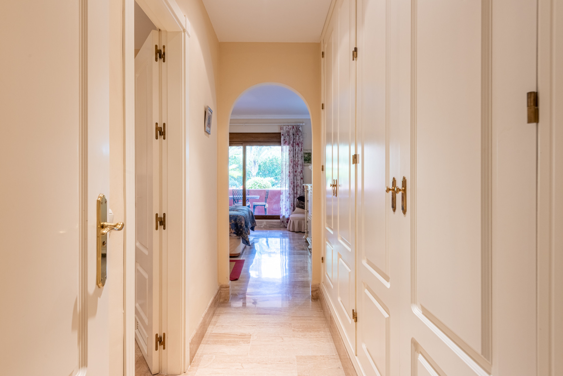 Spacious Ground Floor Apartment in Alhambra del Golf – Prime Beachside Location in Casasola — photo 12