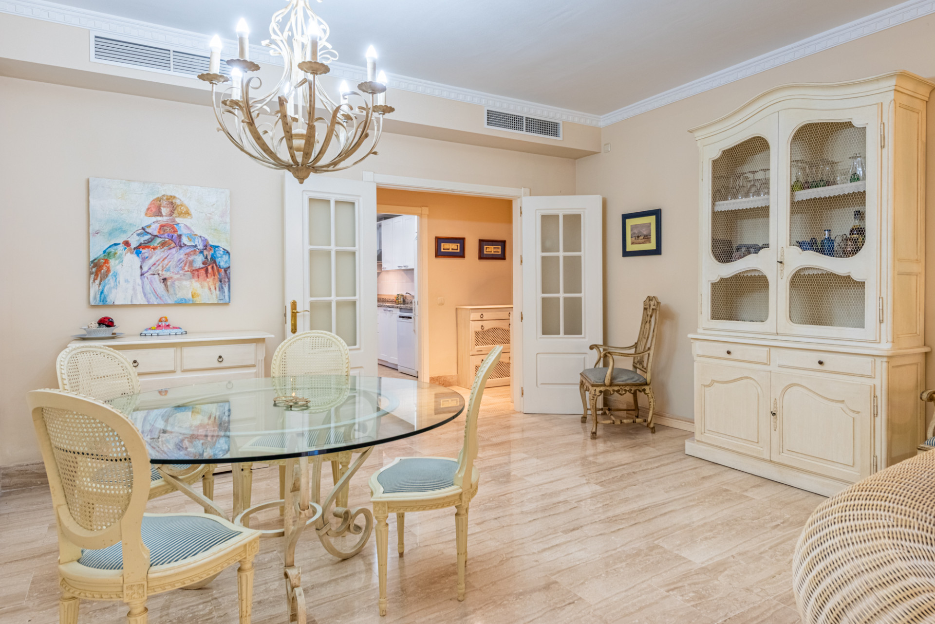 Spacious Ground Floor Apartment in Alhambra del Golf – Prime Beachside Location in Casasola — photo 5