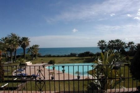 Villa en venta en El Paraiso Playa, Estepona