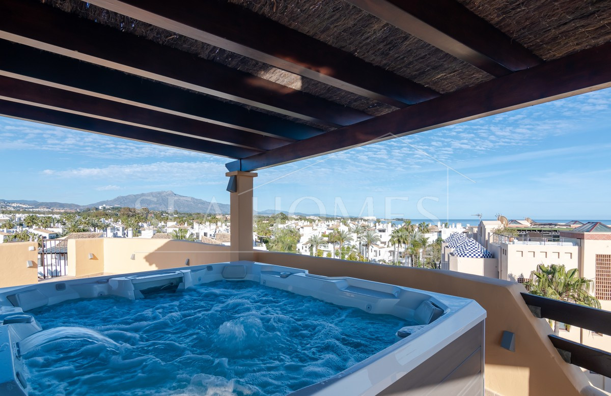 Beautiful penthouse with panoramic views, located 100 meters from the sandy beaches of Costalita!