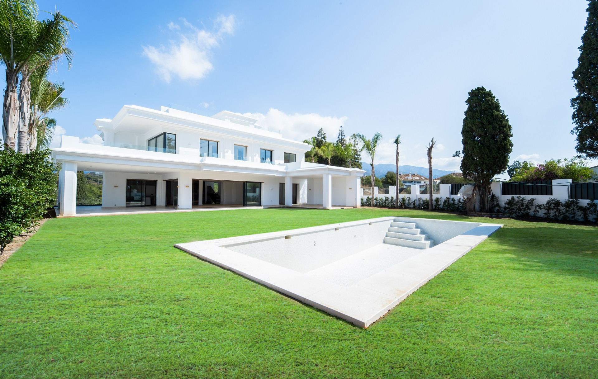 Fabulosa villa de 6 dorm de estilo contemporáneo en en la prestigiosa Milla de Oro de Marbella.