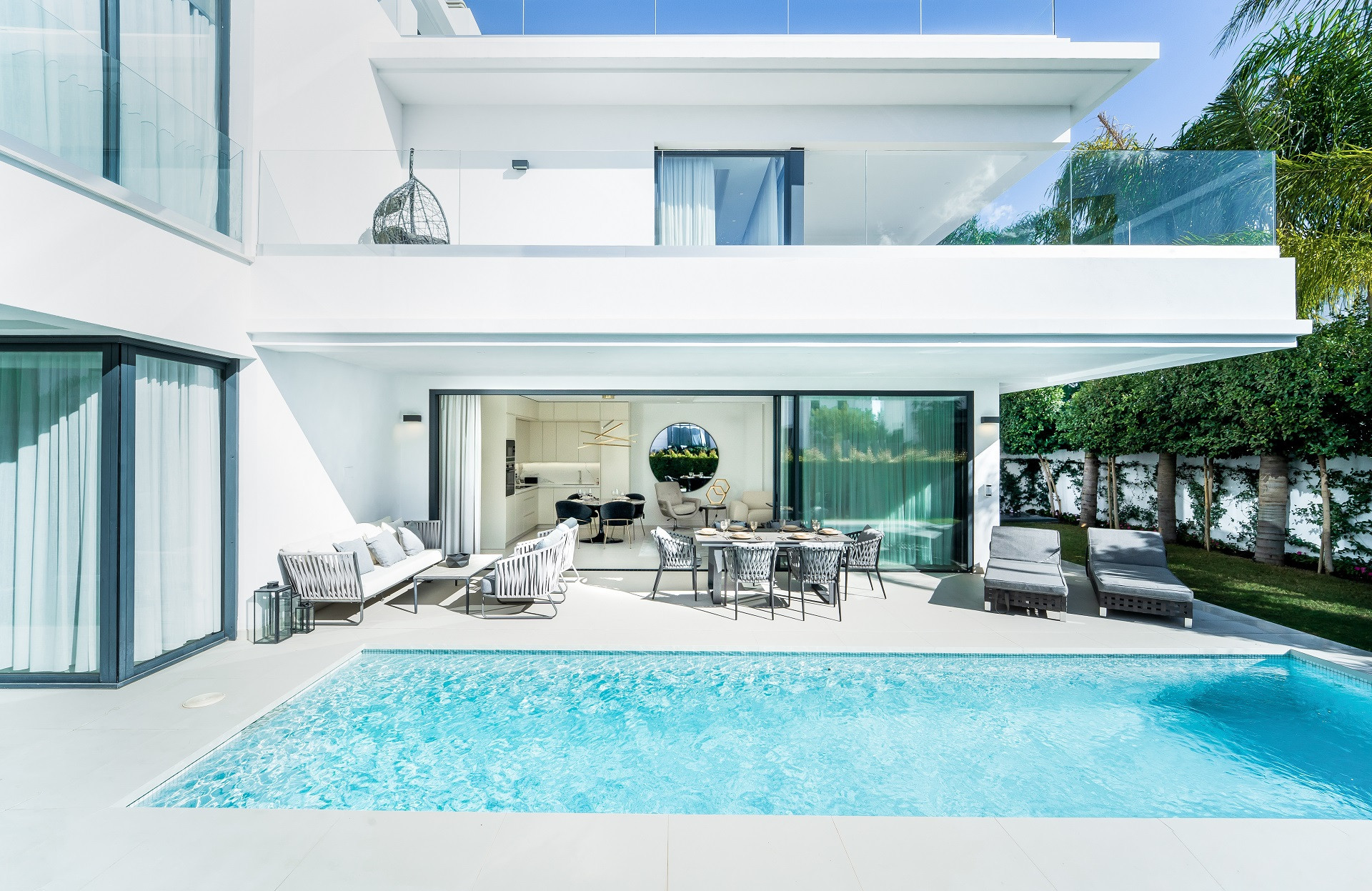 Fantástica villa de estilo contemporáneo de 4 dorm a estrenar en Milla de Oro, Marbella