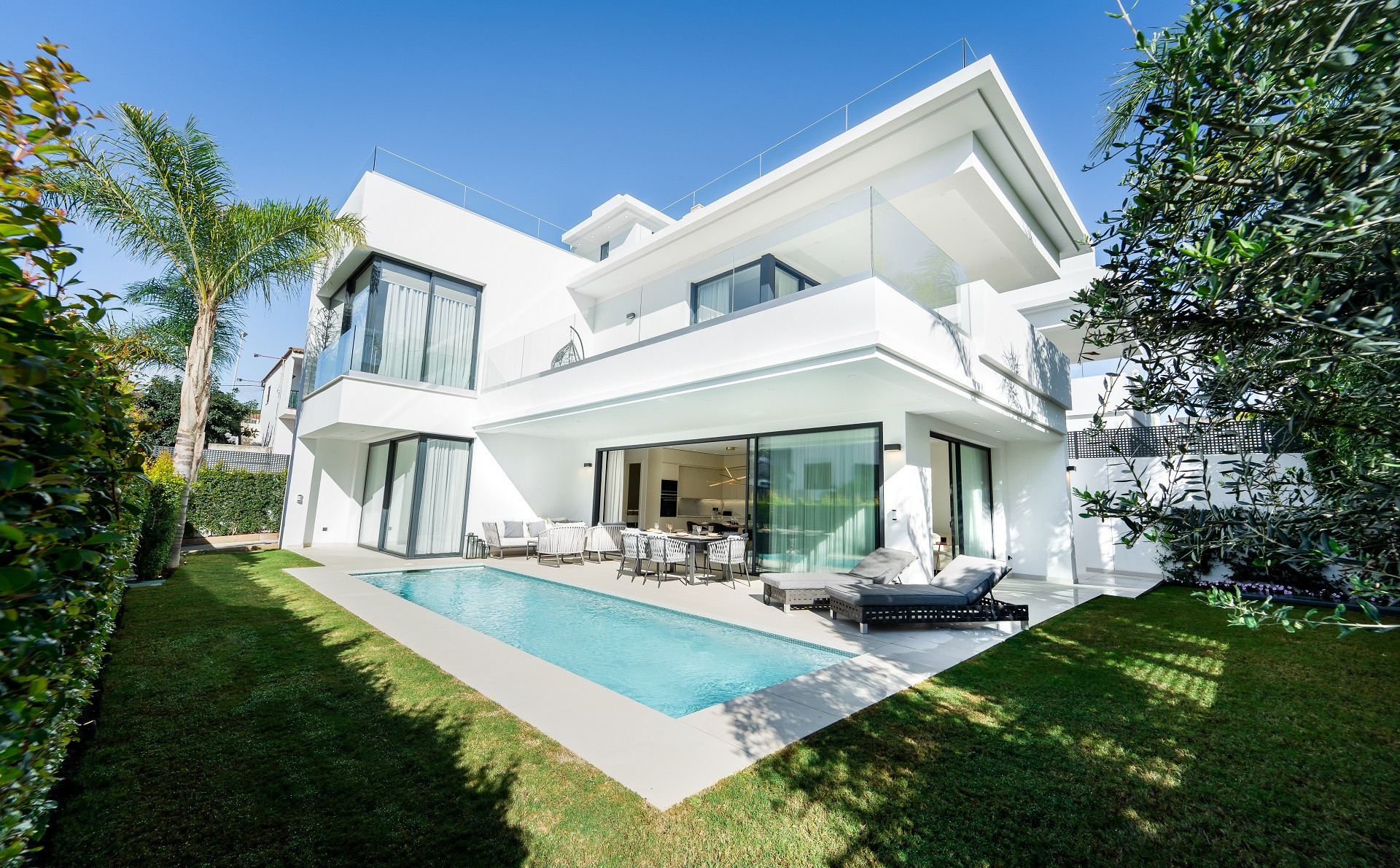 Fantastic contemporary style villa, 4 bedrooms, brand new in Marbella's Golden Mile.