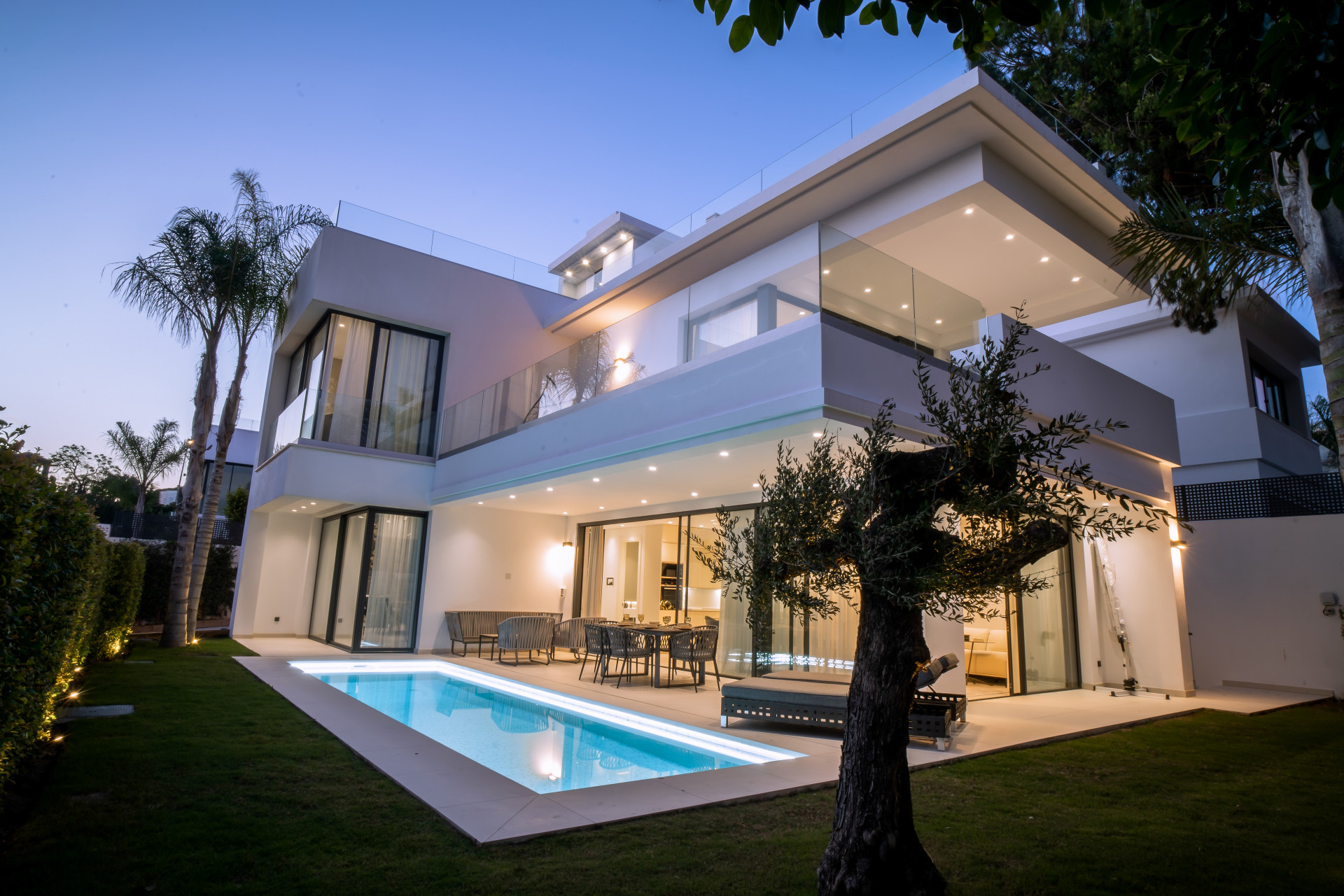 Fantástica villa de estilo contemporáneo de 4 dorm a estrenar en Milla de Oro, Marbella