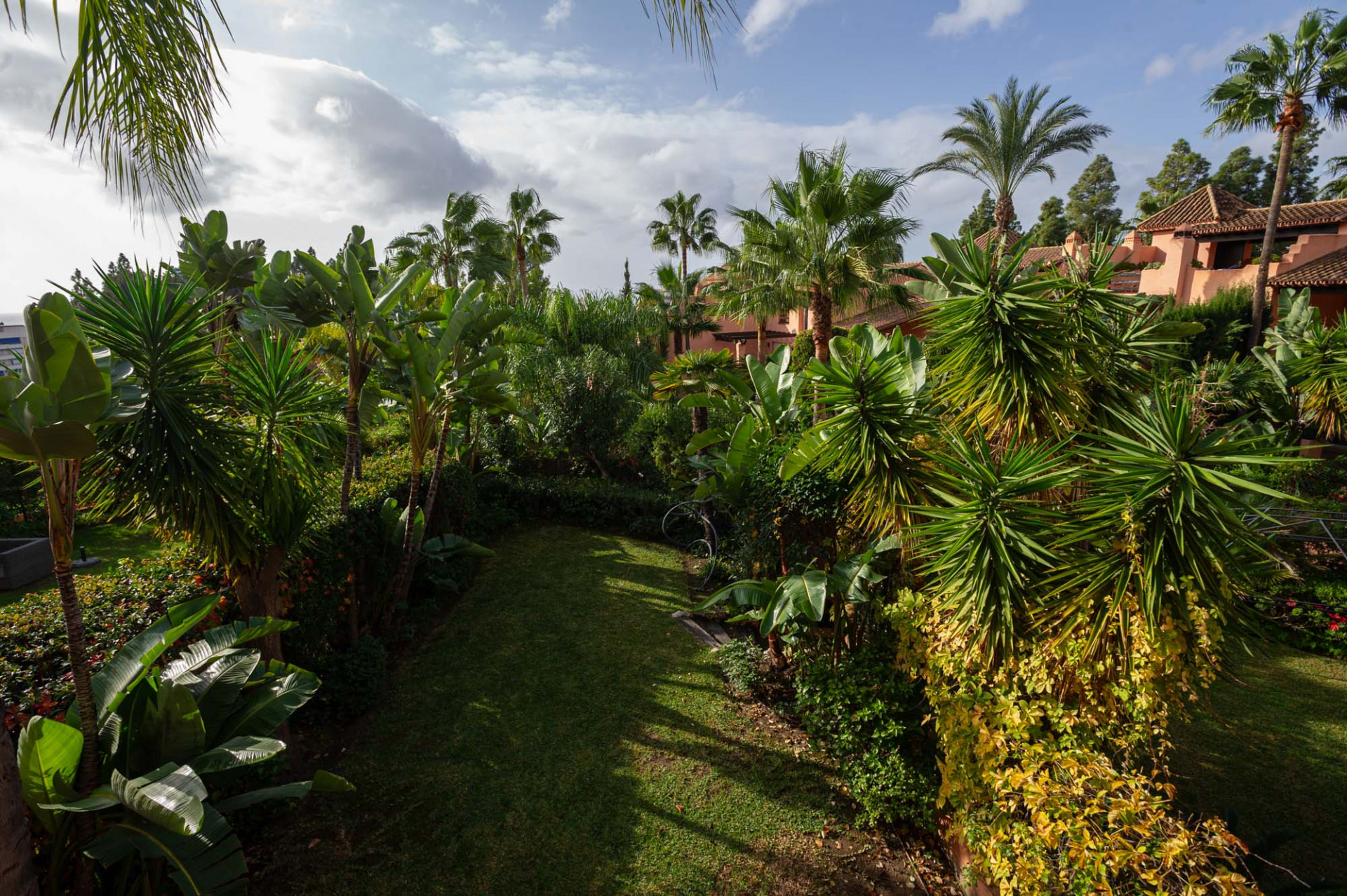 Townhouse with sea and mountain views in Marbella Town