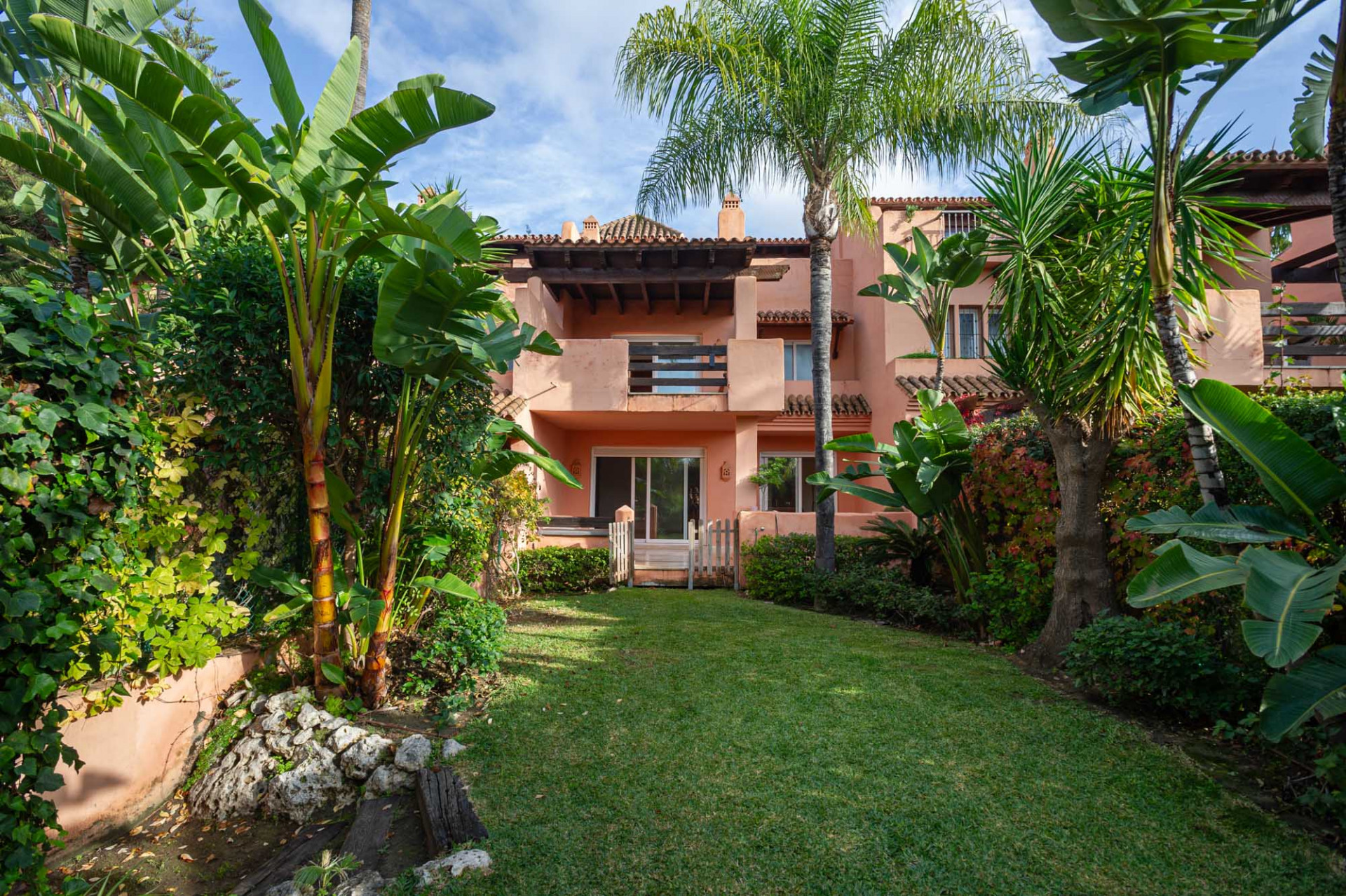 Townhouse with sea and mountain views in Marbella Town