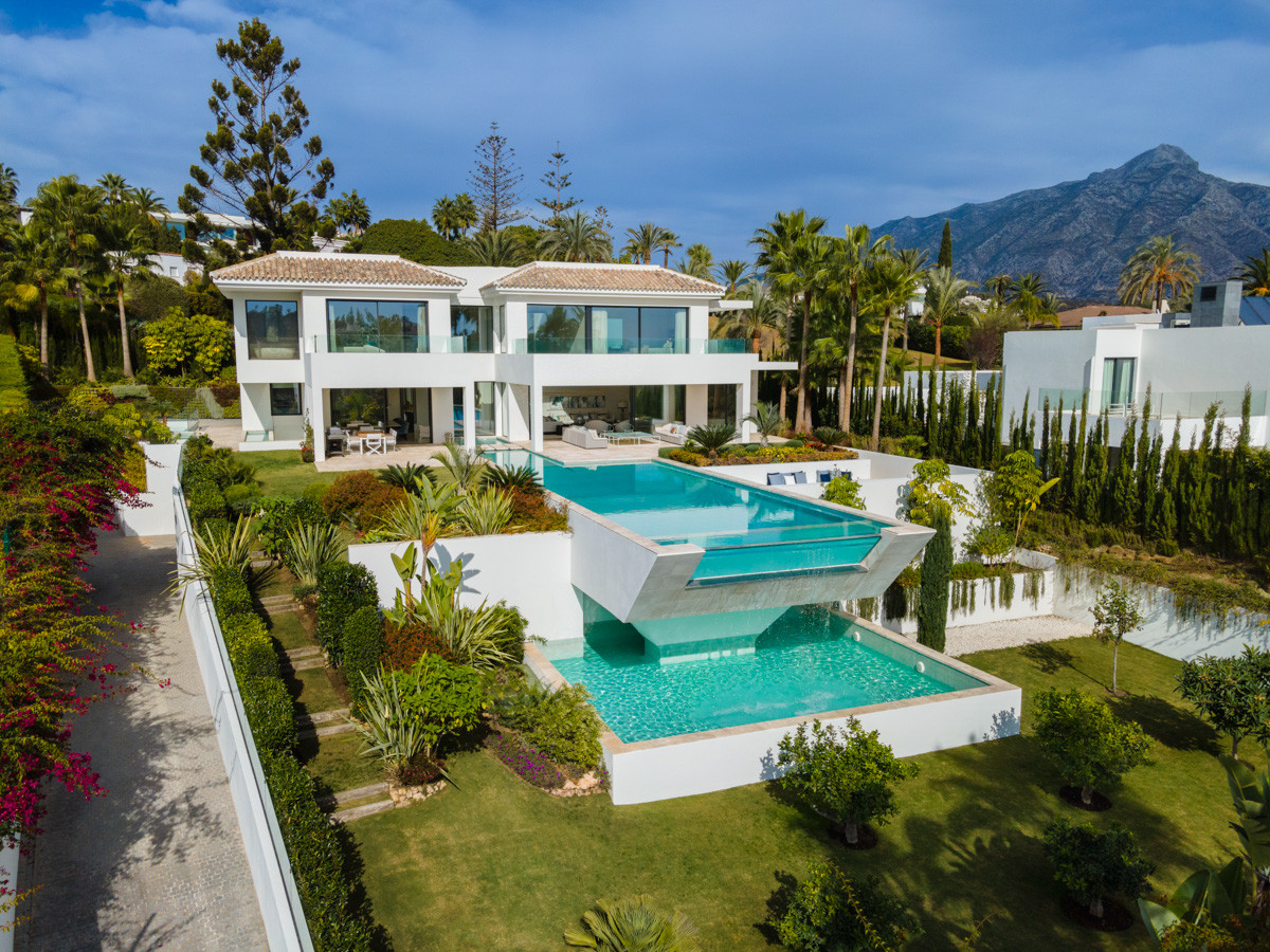 ARFV2307 Stunning modern villa located in the prestigious community of La Cerquilla in Nueva Andalucia
