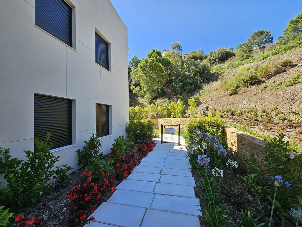 Apartment in El Herrojo, Benahavis - Image 13