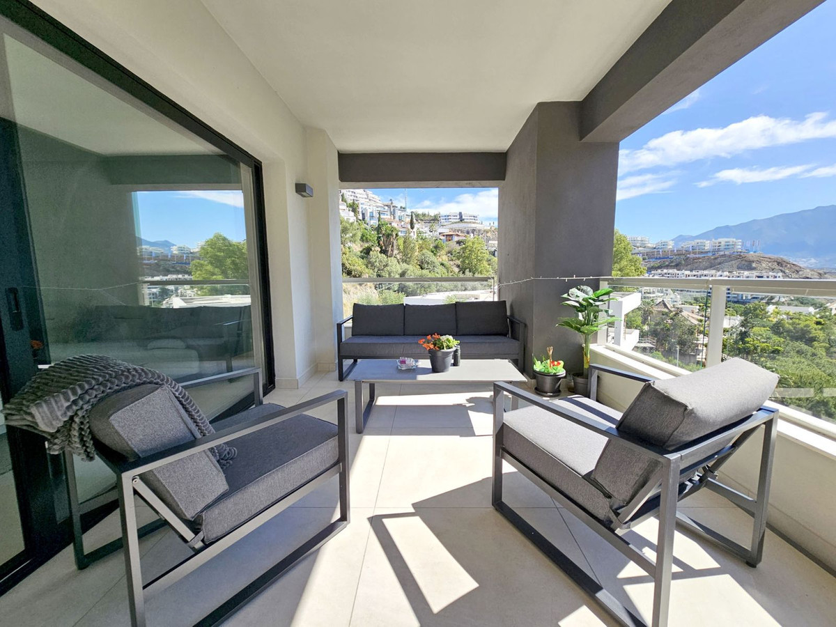 Apartment in El Herrojo, Benahavis - Image 11