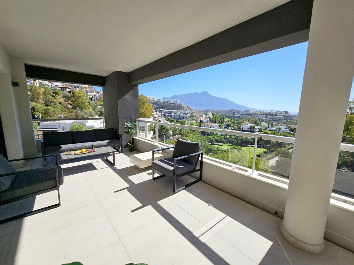 Apartment in El Herrojo, Benahavis - Image 12