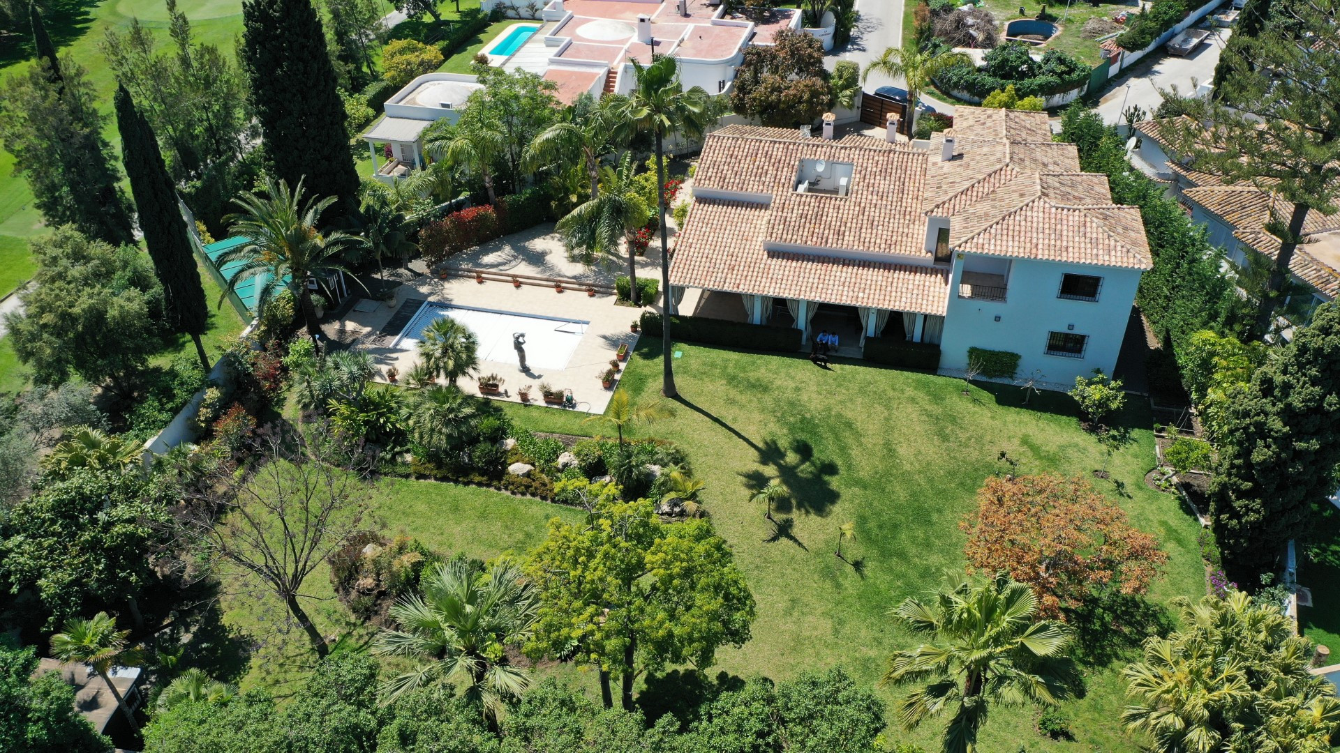 Villa familiar de 4 dormitorios en primera línea de golf en Guadalmina Alta