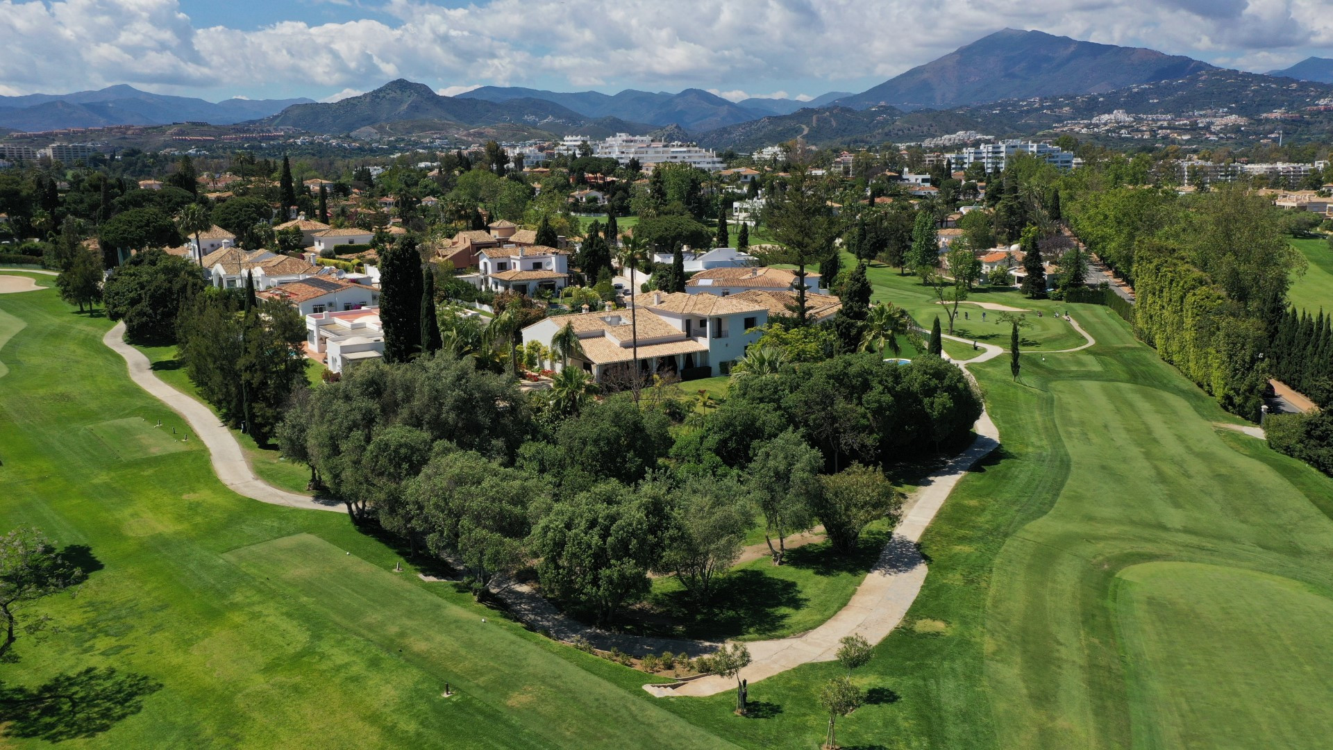 Villa familiar de 4 dormitorios en primera línea de golf en Guadalmina Alta