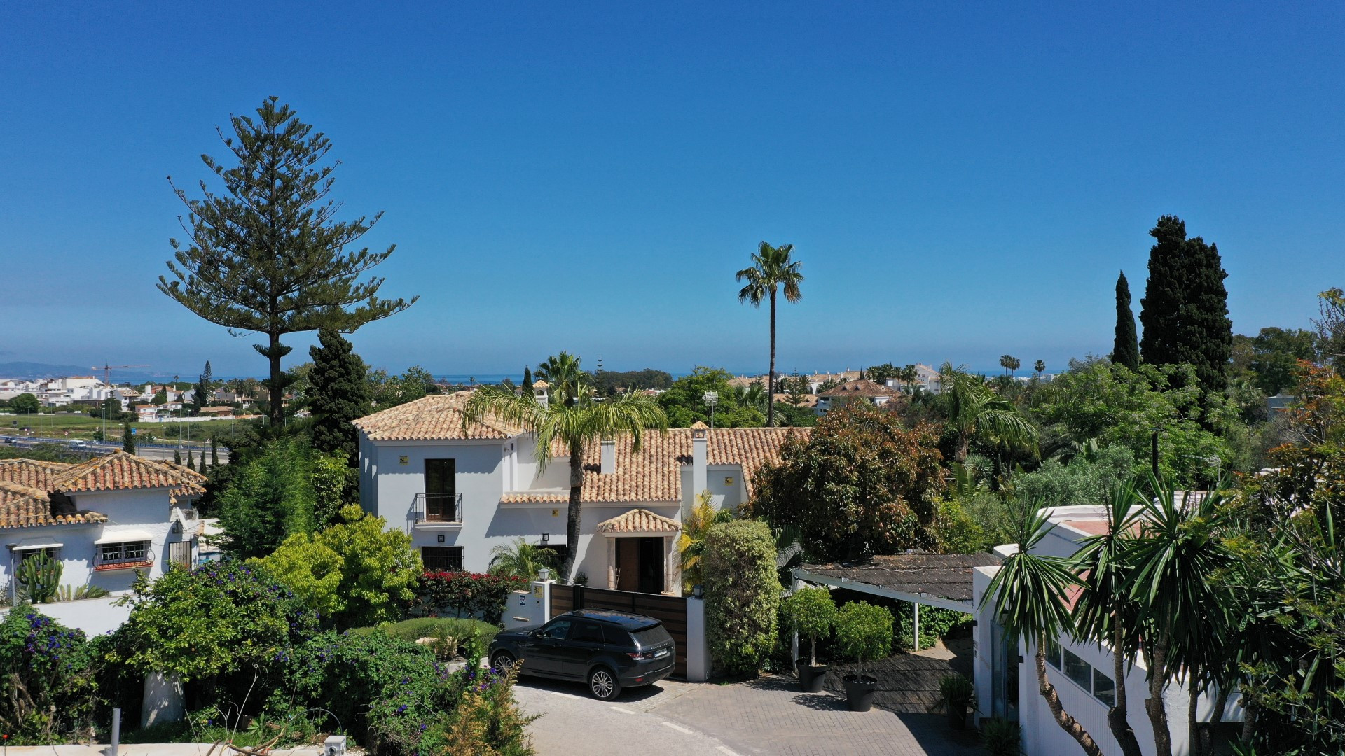 Frontline golf 4 bedroom family villa in Guadalmina Alta