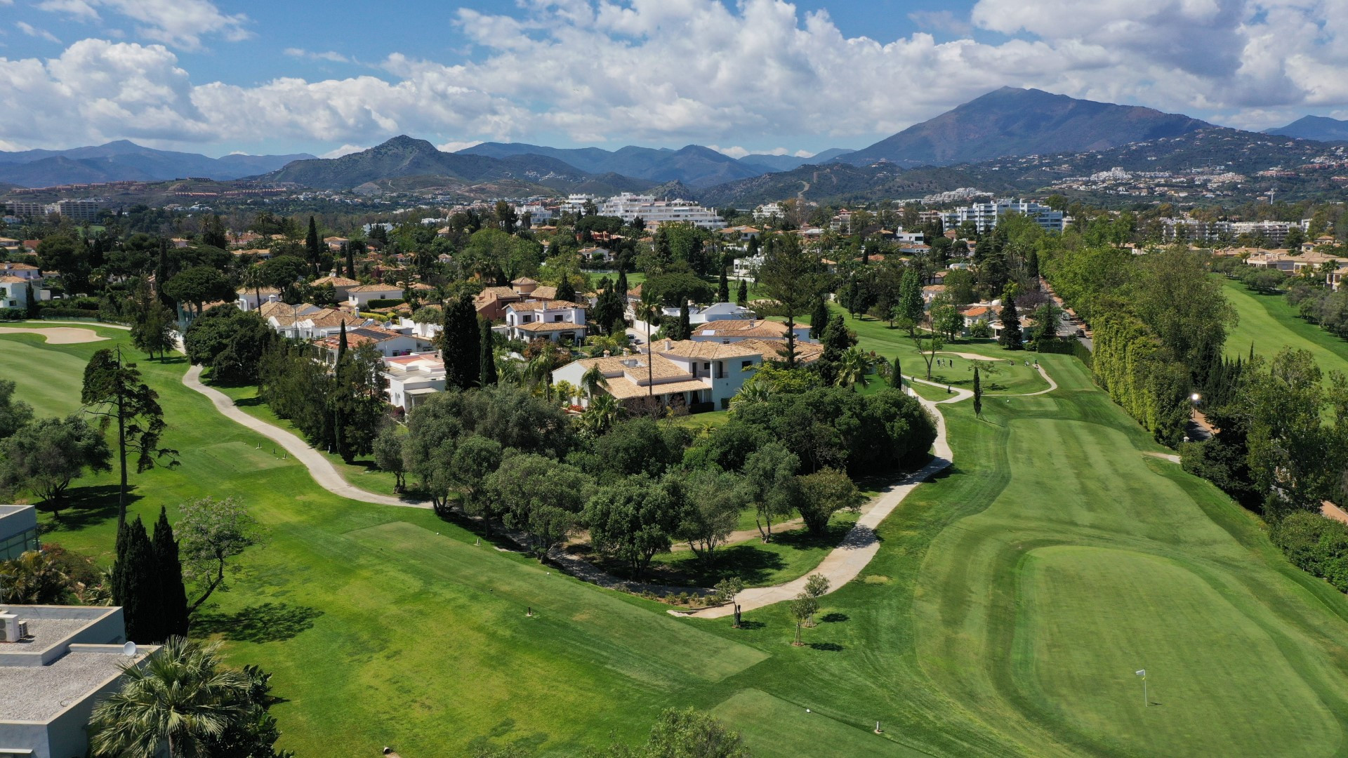 Villa familiar de 4 dormitorios en primera línea de golf en Guadalmina Alta