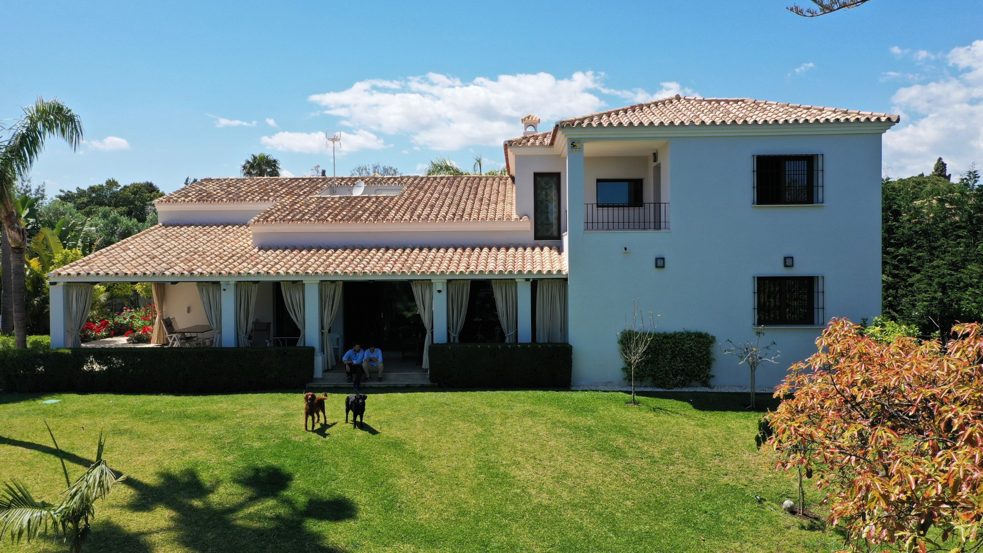 Frontline golf 4 bedroom family villa in Guadalmina Alta