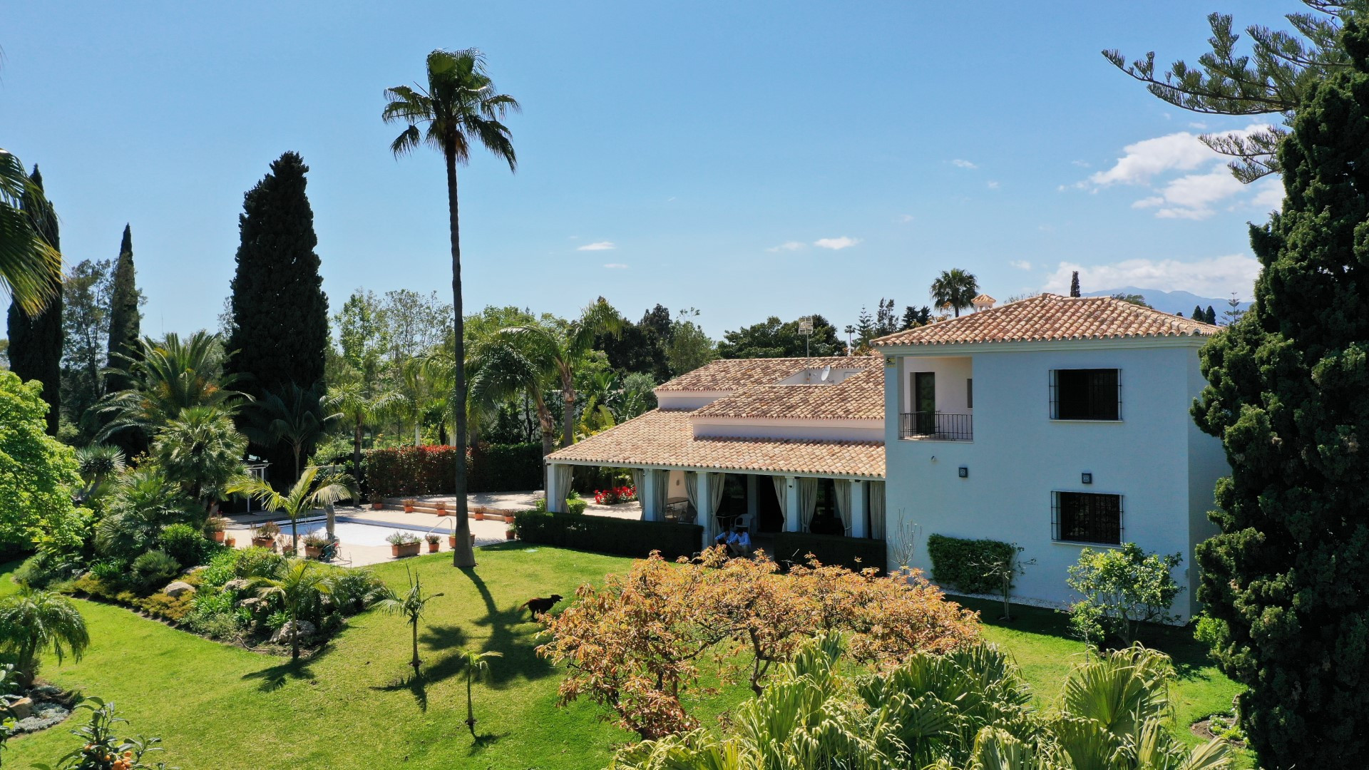 Frontline golf 4 bedroom family villa in Guadalmina Alta