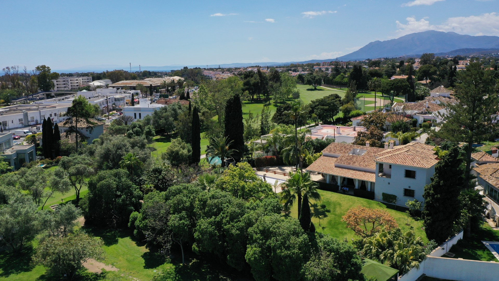 Villa familiar de 4 dormitorios en primera línea de golf en Guadalmina Alta