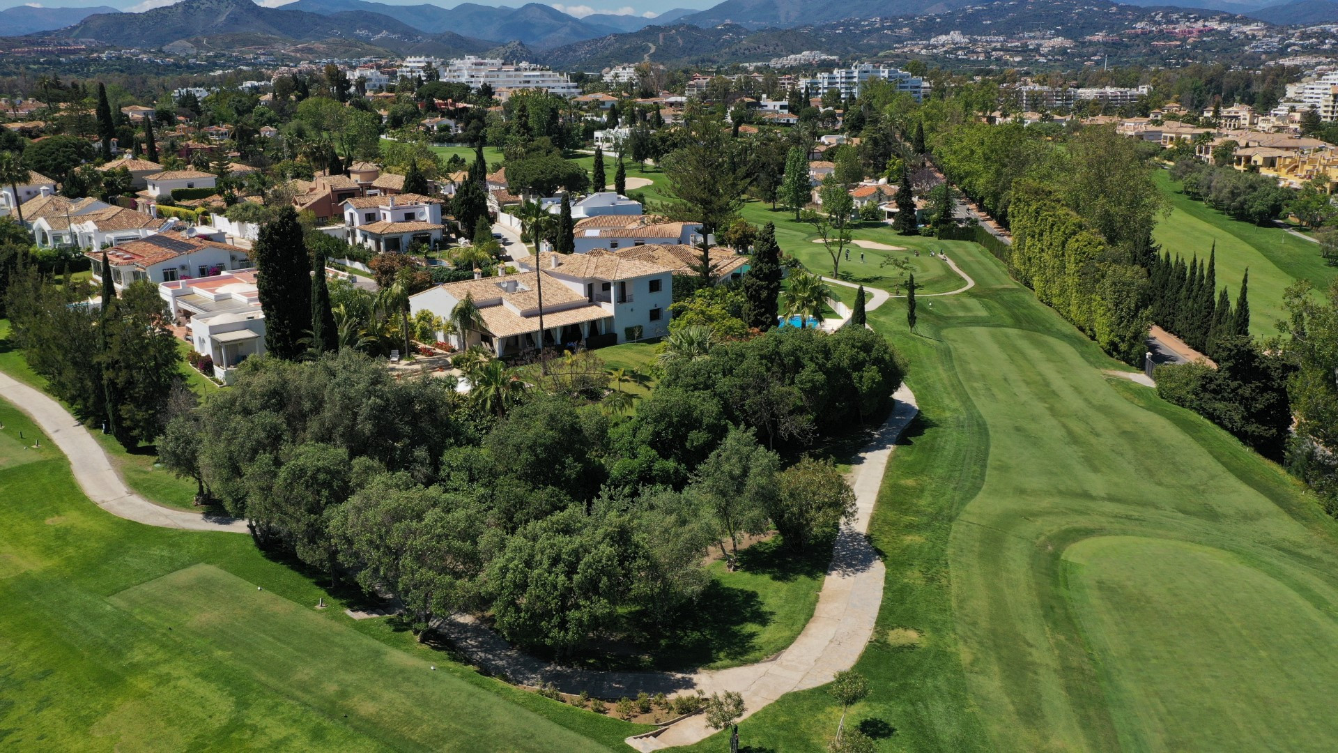 Villa familiar de 4 dormitorios en primera línea de golf en Guadalmina Alta