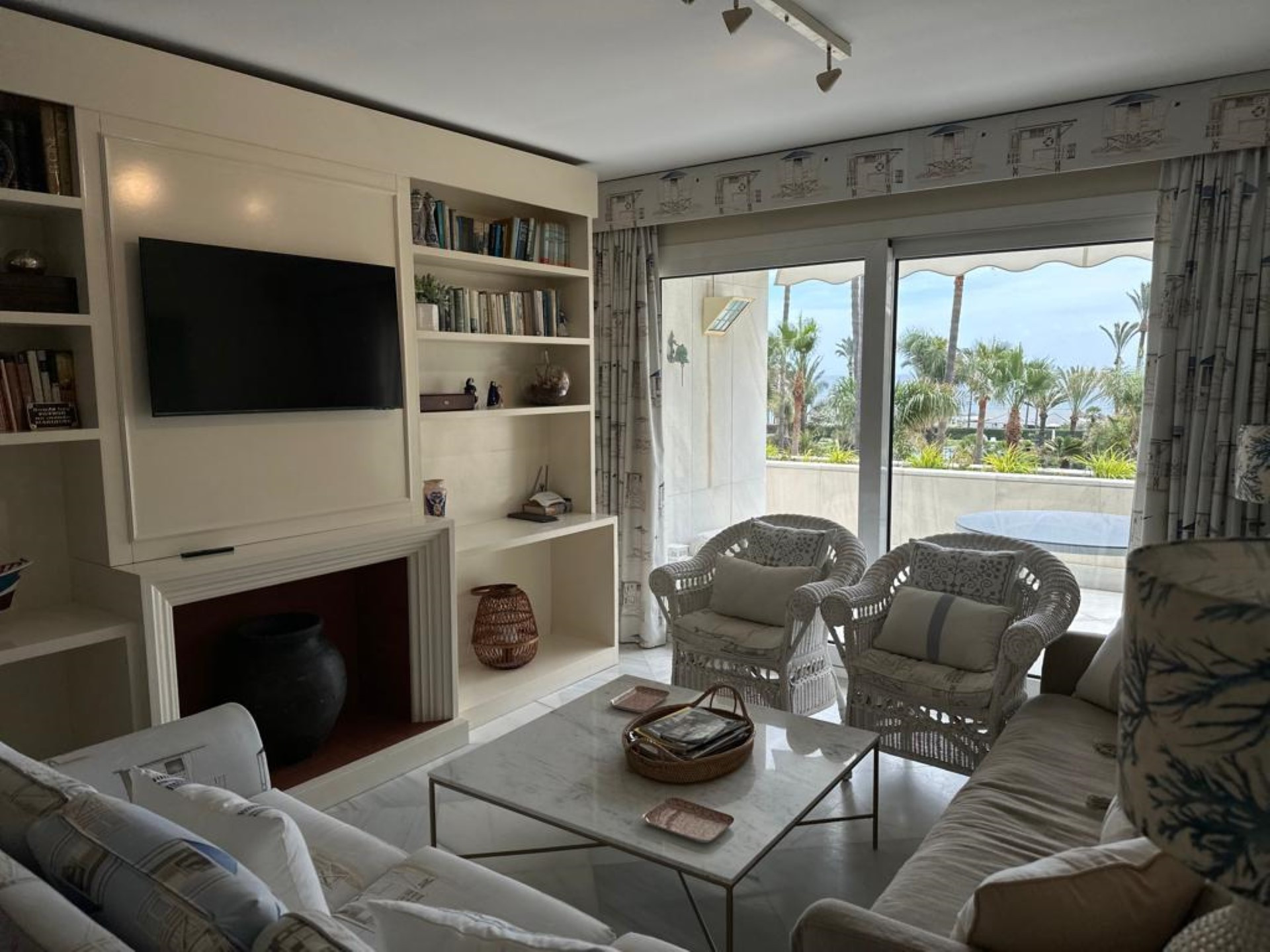 Apartamento en primera línea de playa en Los Granados de Puerto Banús