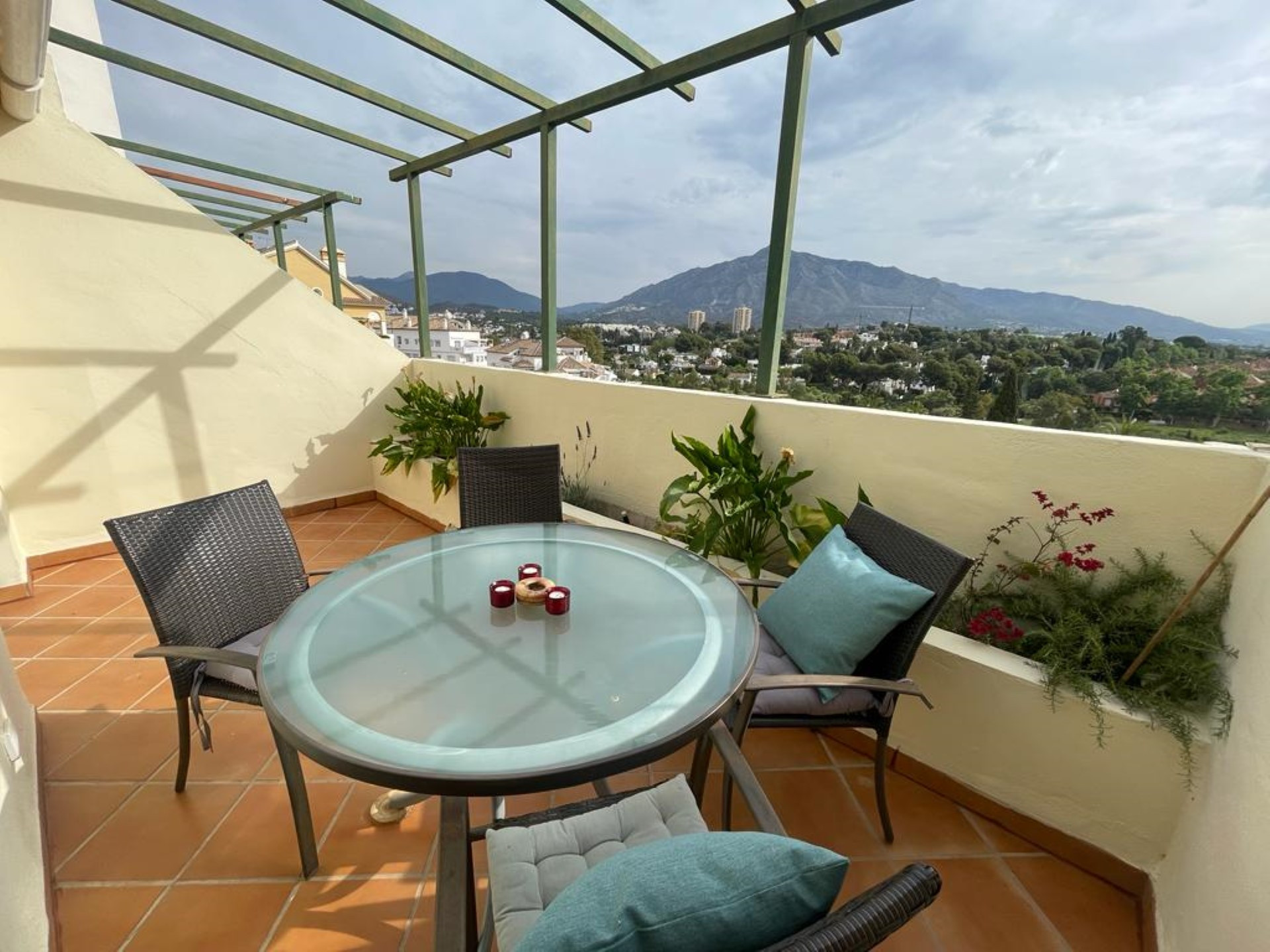 2 bedroom duplex penthouse with panoramic views in Señorio de Aloha