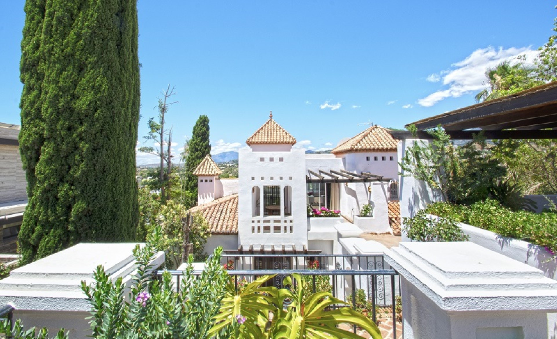 Una increíble villa de 5 dormitorios en primera línea de golf Aloha