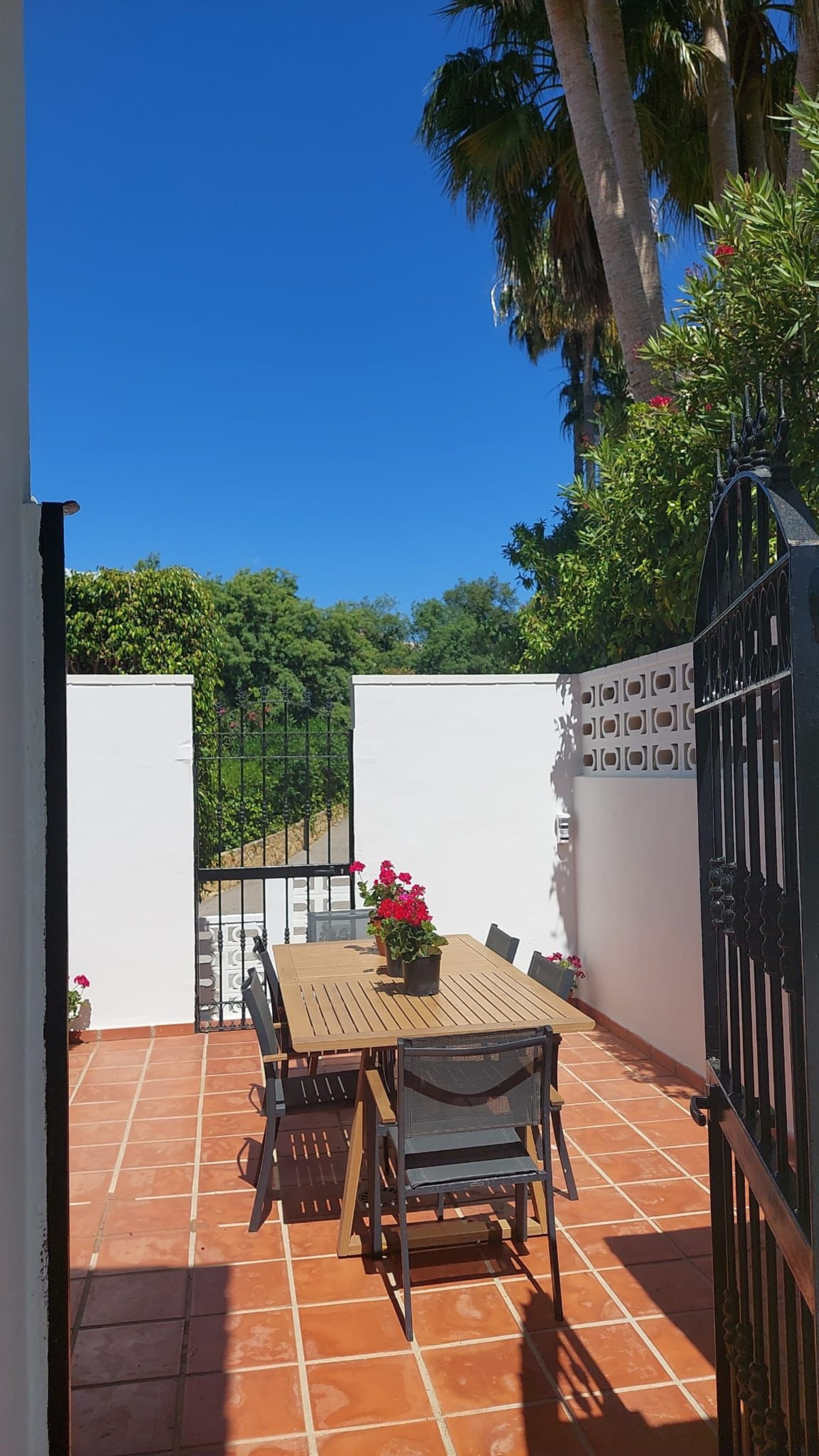 Elegante villa totalmente reformada de 5 dormitorios con vistas parciales al mar en Elviria, Marbella Este