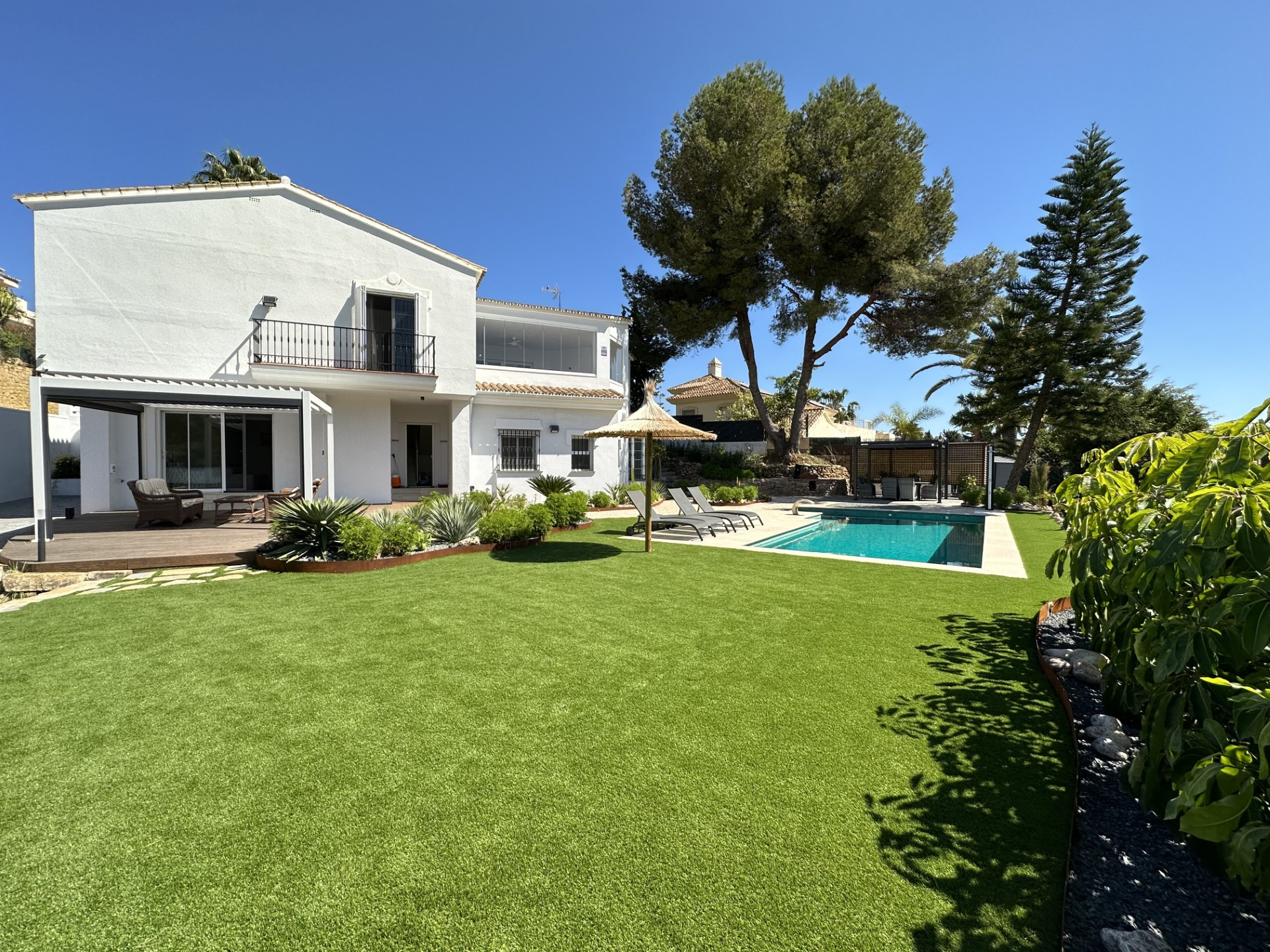 Elegante villa totalmente reformada de 5 dormitorios con vistas parciales al mar en Elviria, Marbella Este