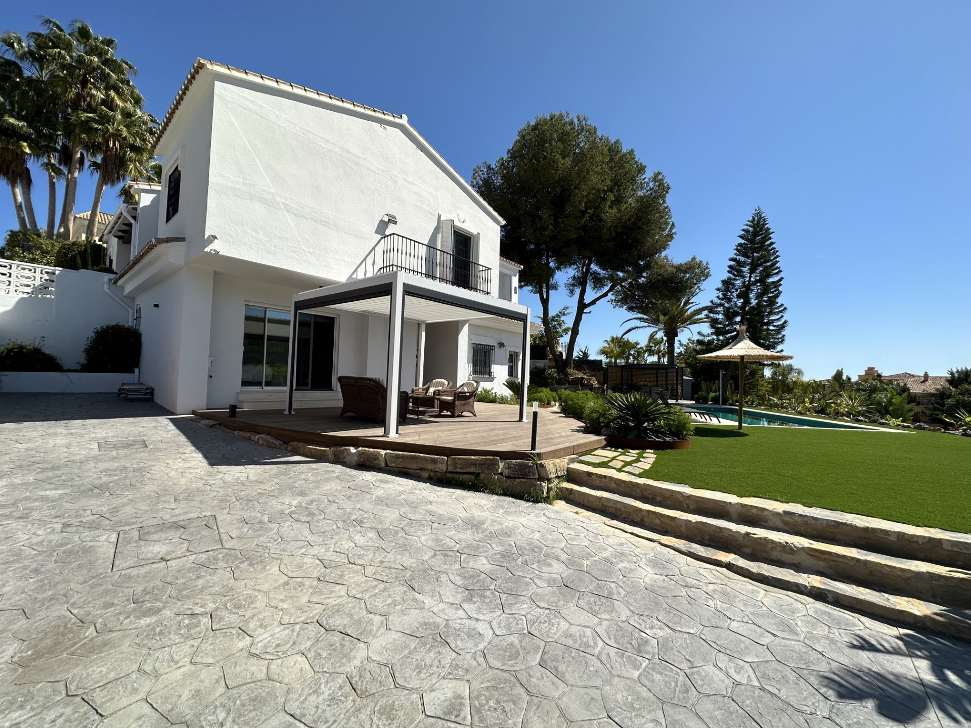 Elegante villa totalmente reformada de 5 dormitorios con vistas parciales al mar en Elviria, Marbella Este