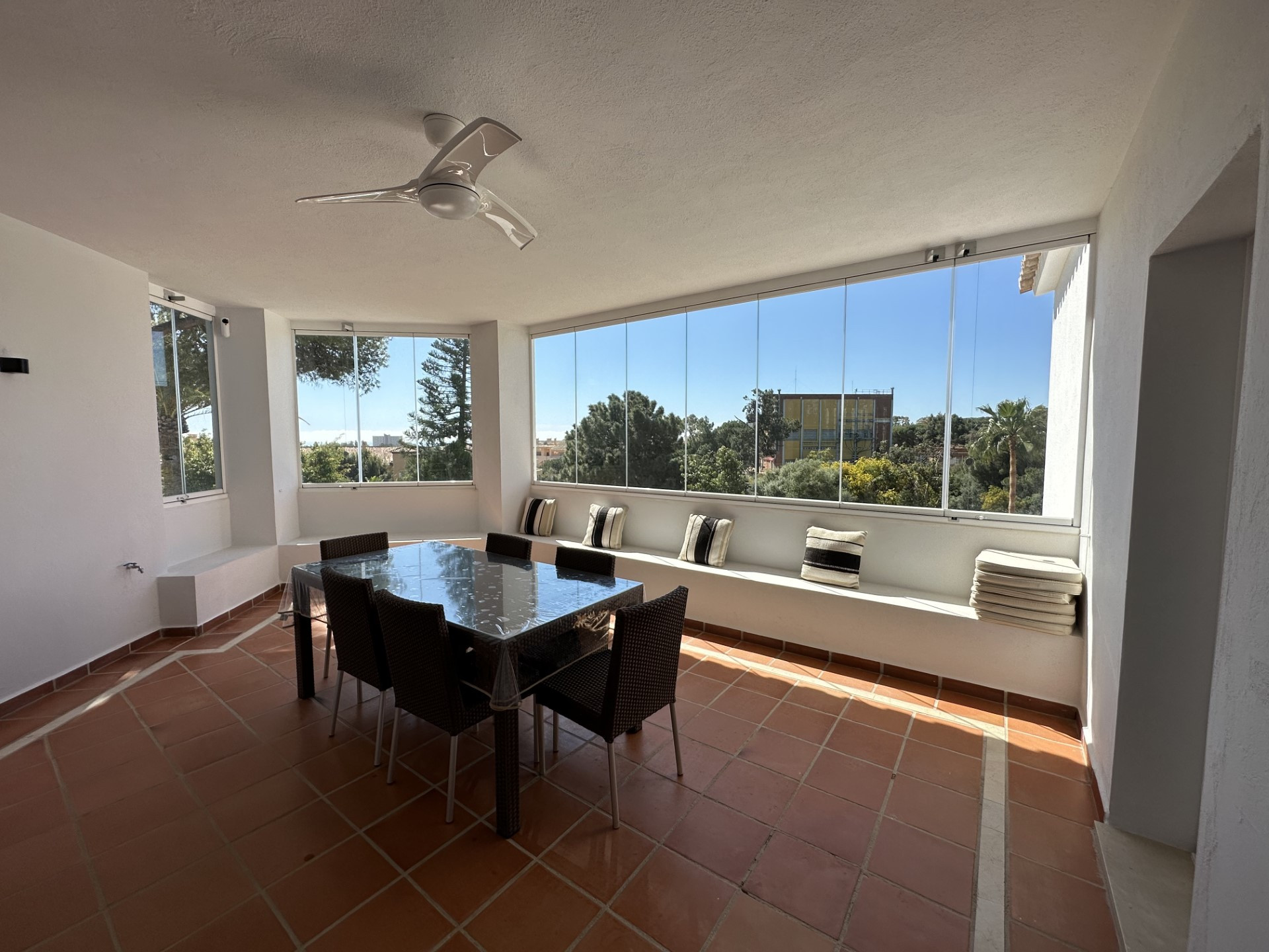 Elegante villa totalmente reformada de 5 dormitorios con vistas parciales al mar en Elviria, Marbella Este