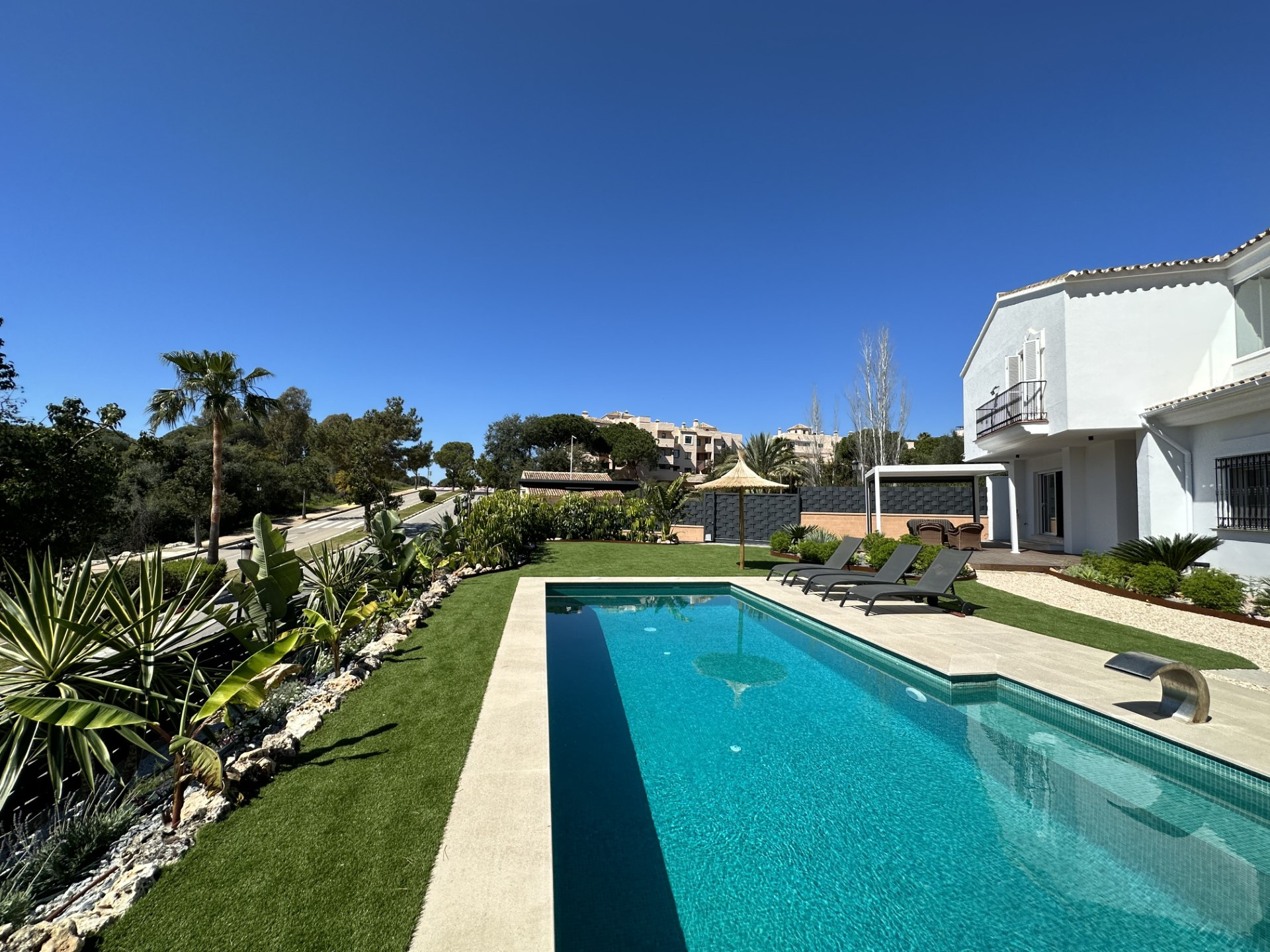 Elegante villa totalmente reformada de 5 dormitorios con vistas parciales al mar en Elviria, Marbella Este