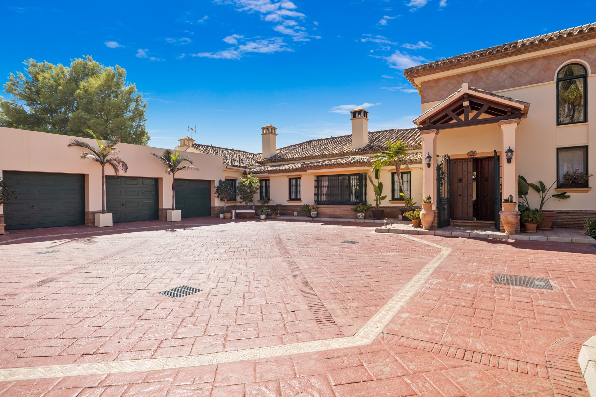 Luxury 4 bedroom villa in the gated community of Marbella Club Golf Resort