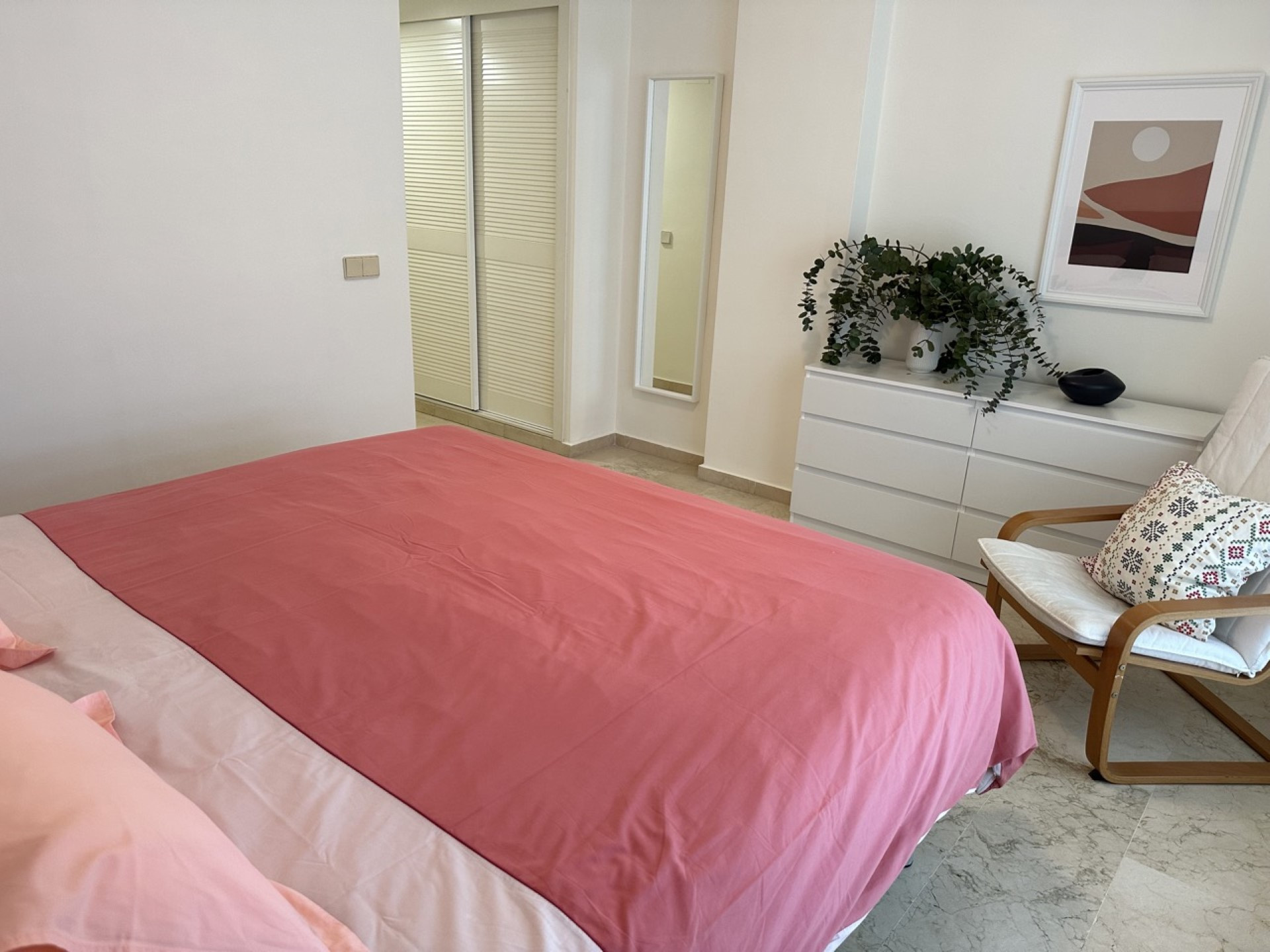 Hermoso apartamento de 2 dormitorios con orientación oeste lado playa en Terrazas de Banus, Puerto Banus.  