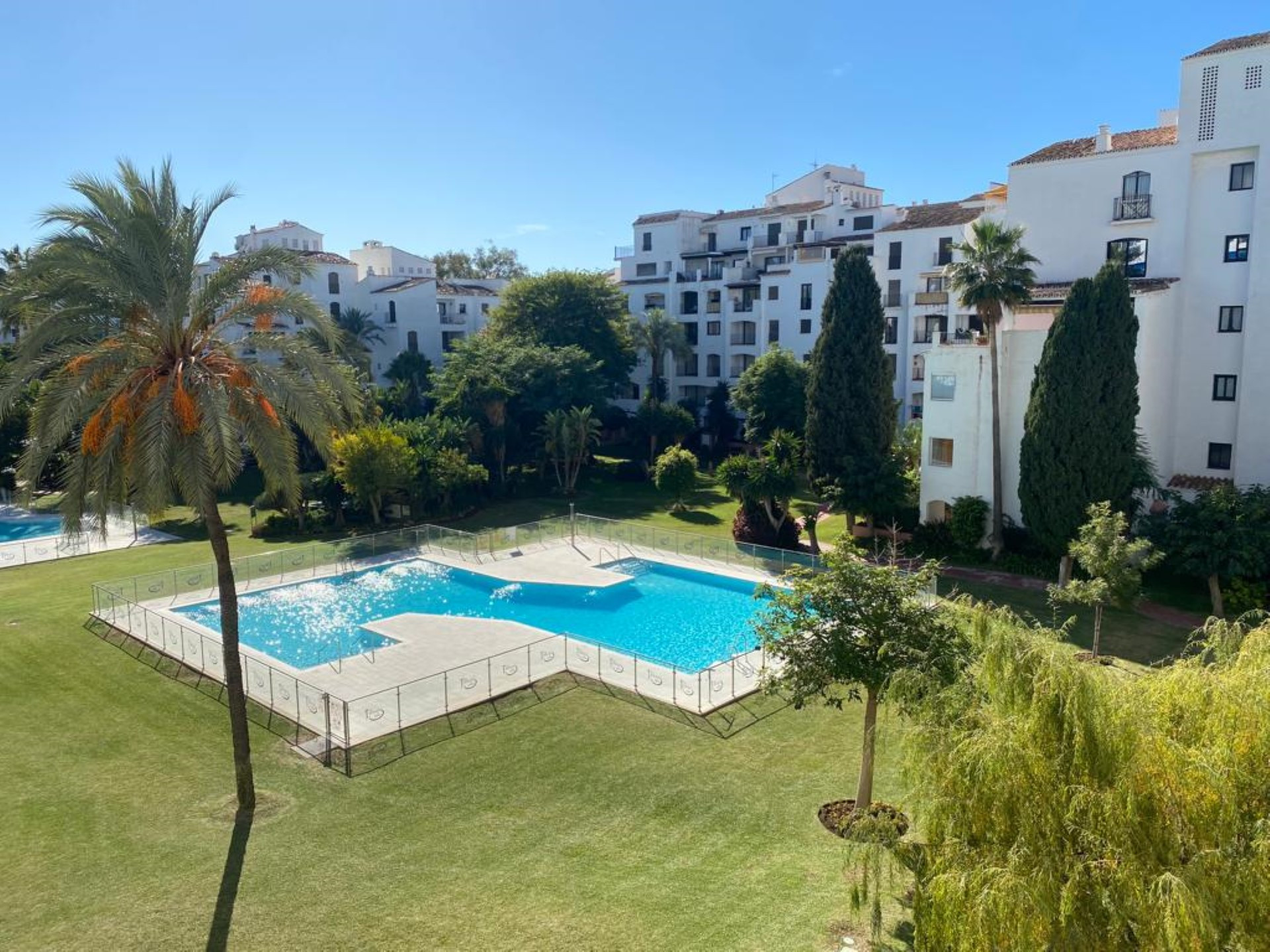 Hermoso apartamento de 2 dormitorios con orientación oeste lado playa en Terrazas de Banus, Puerto Banus.  