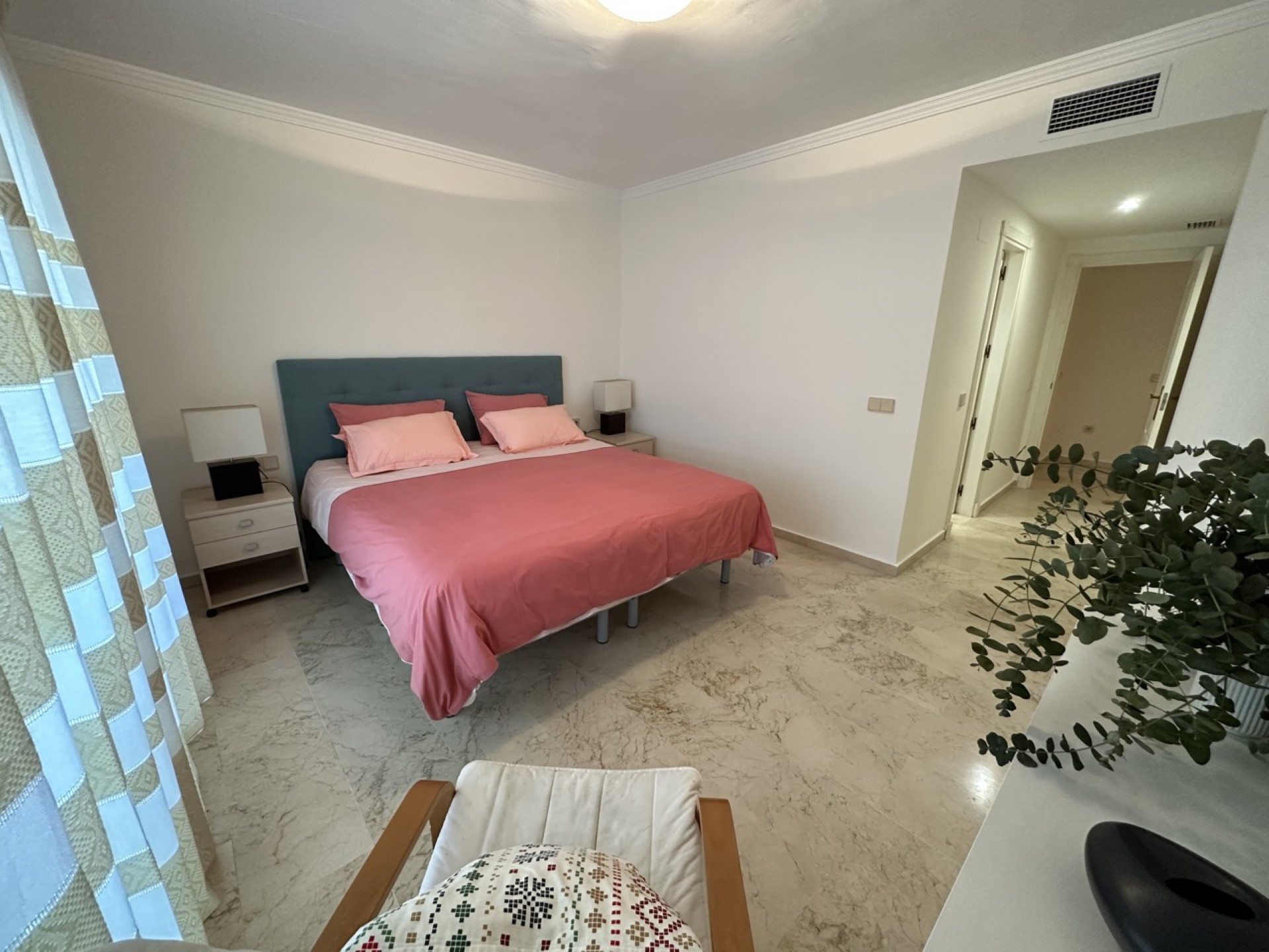 Hermoso apartamento de 2 dormitorios con orientación oeste lado playa en Terrazas de Banus, Puerto Banus.  