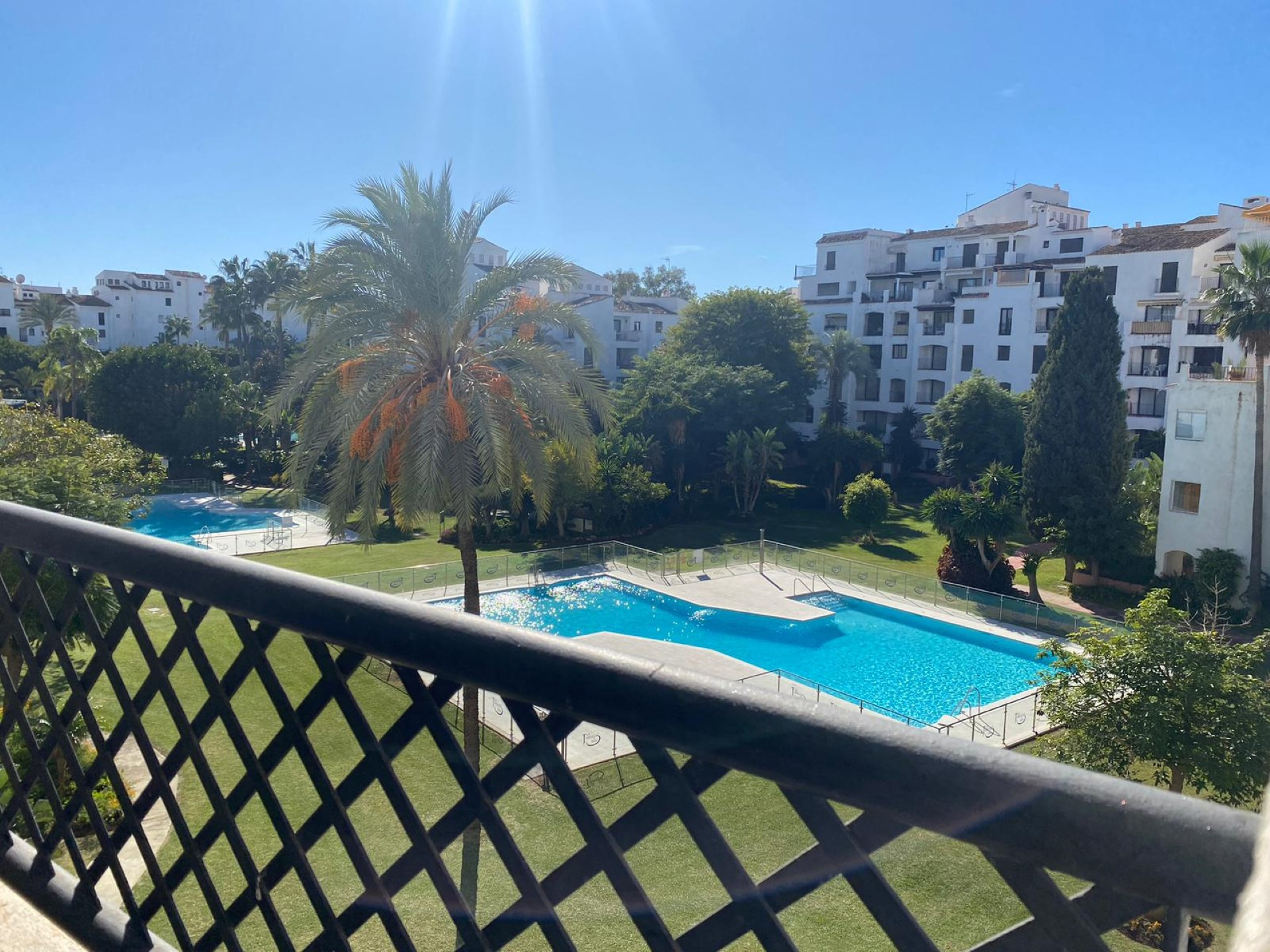 Hermoso apartamento de 2 dormitorios con orientación oeste lado playa en Terrazas de Banus, Puerto Banus.  