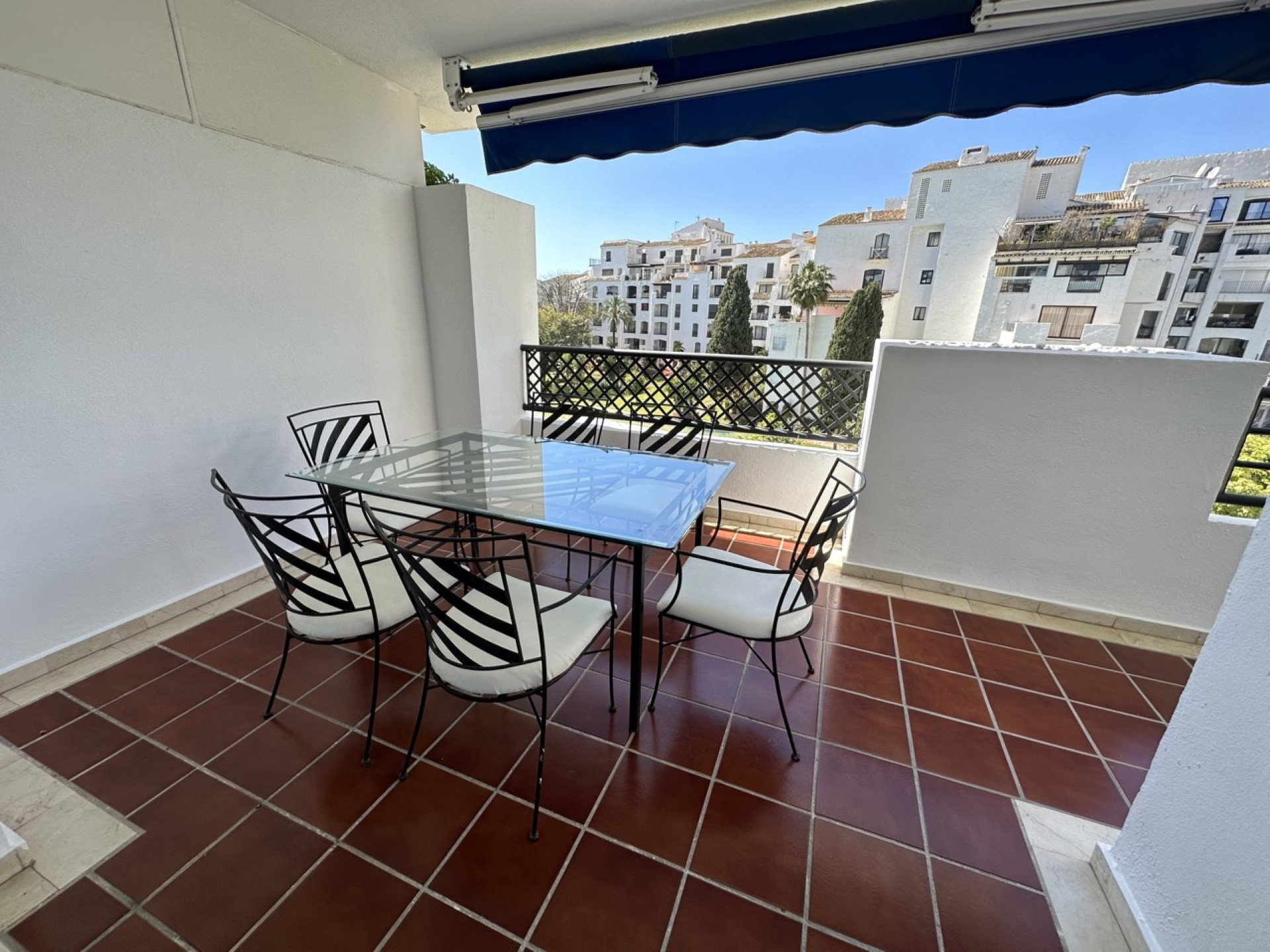 Hermoso apartamento de 2 dormitorios con orientación oeste lado playa en Terrazas de Banus, Puerto Banus.  