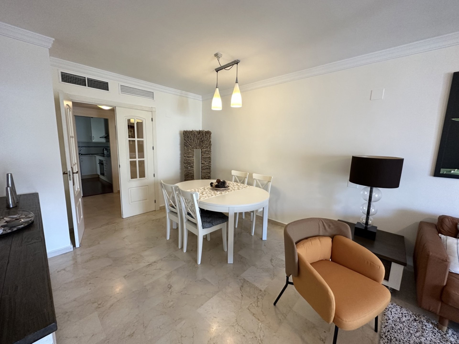 Hermoso apartamento de 2 dormitorios con orientación oeste lado playa en Terrazas de Banus, Puerto Banus.  