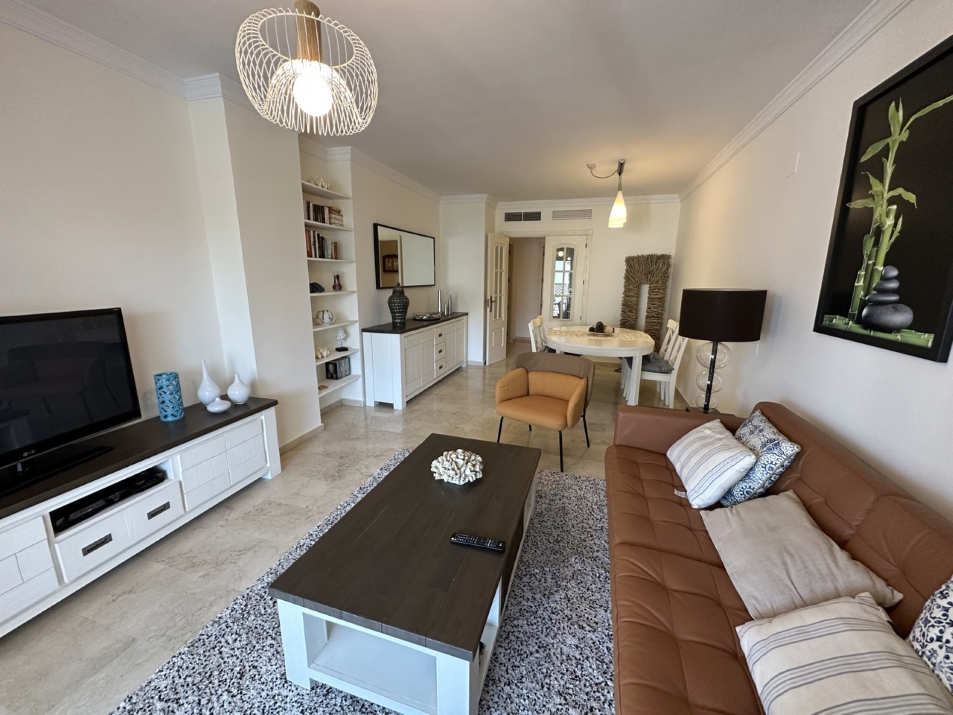 Hermoso apartamento de 2 dormitorios con orientación oeste lado playa en Terrazas de Banus, Puerto Banus.  