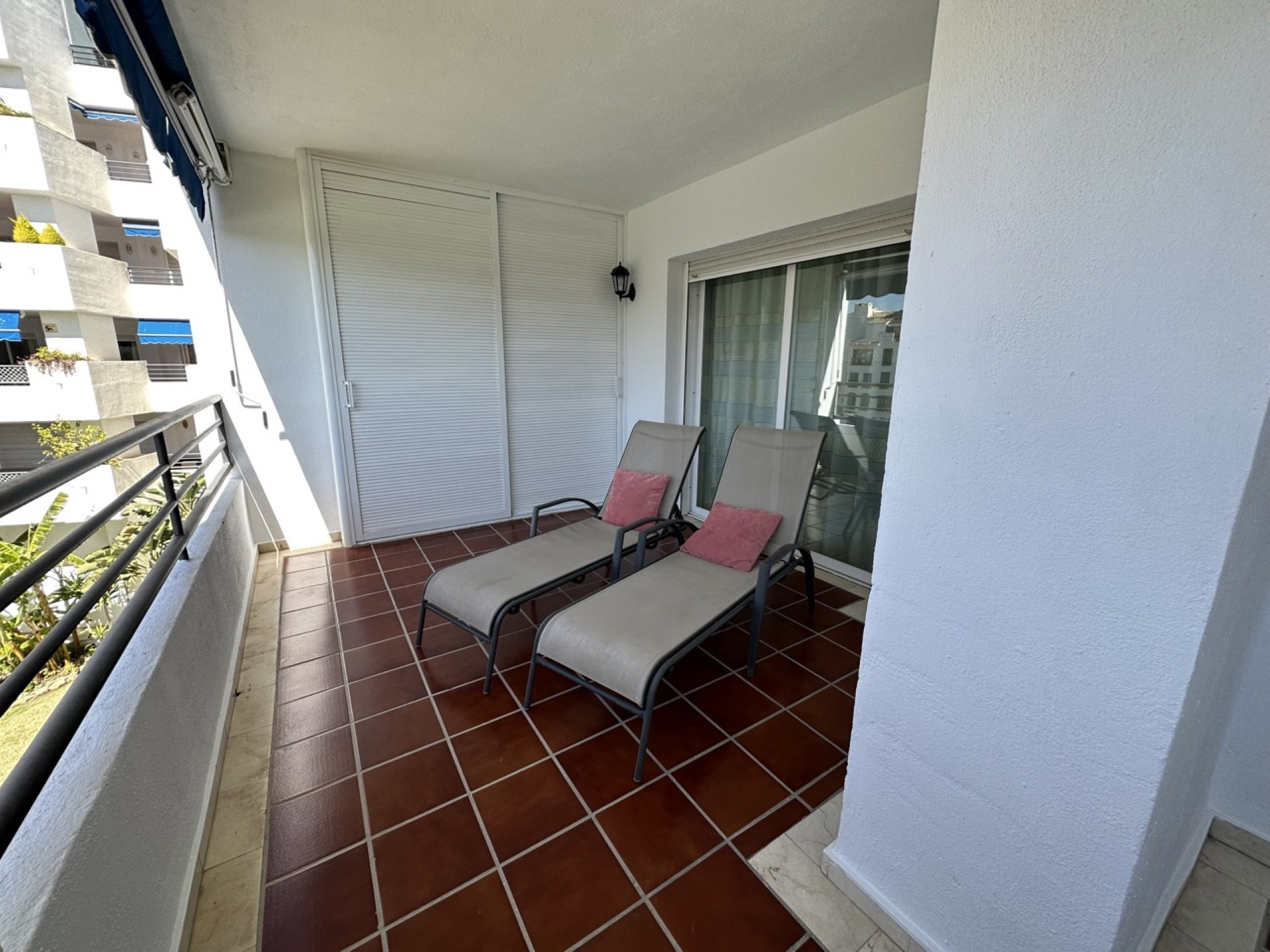 Hermoso apartamento de 2 dormitorios con orientación oeste lado playa en Terrazas de Banus, Puerto Banus.  