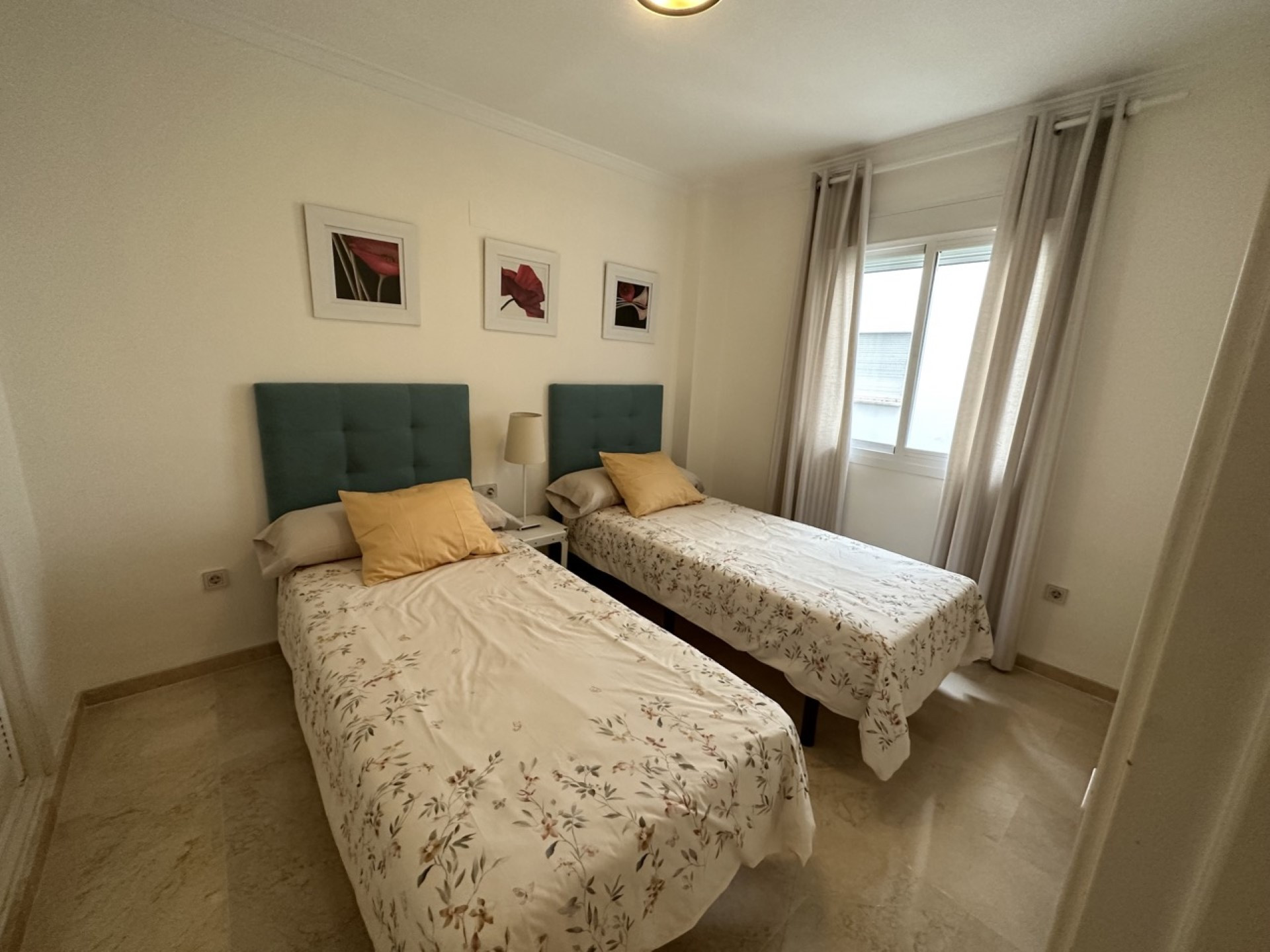 Hermoso apartamento de 2 dormitorios con orientación oeste lado playa en Terrazas de Banus, Puerto Banus.  