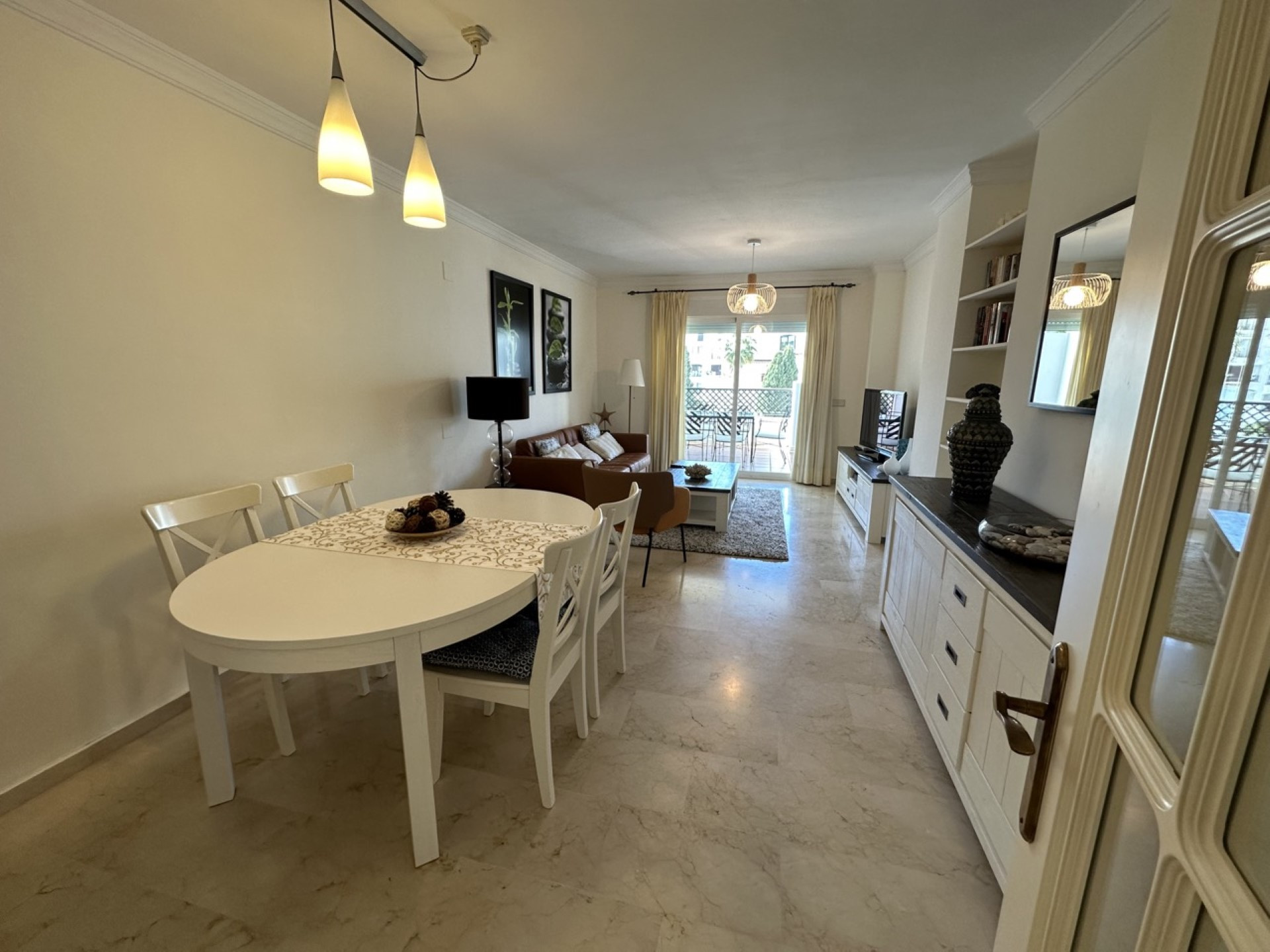 Hermoso apartamento de 2 dormitorios con orientación oeste lado playa en Terrazas de Banus, Puerto Banus.  