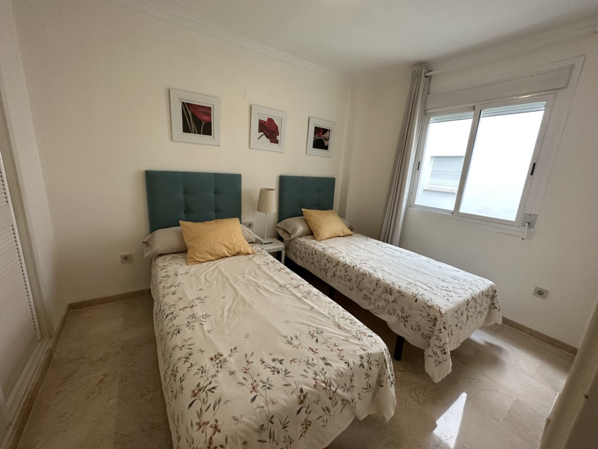 Hermoso apartamento de 2 dormitorios con orientación oeste lado playa en Terrazas de Banus, Puerto Banus.  