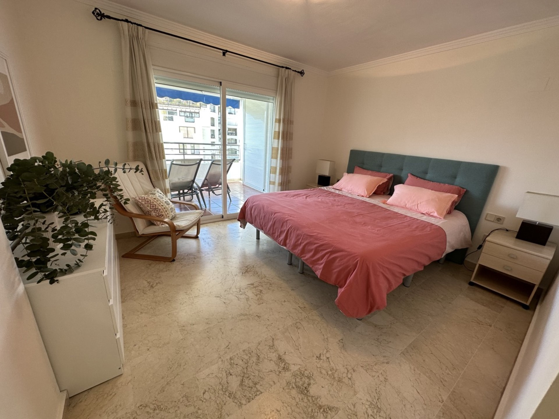 Hermoso apartamento de 2 dormitorios con orientación oeste lado playa en Terrazas de Banus, Puerto Banus.  