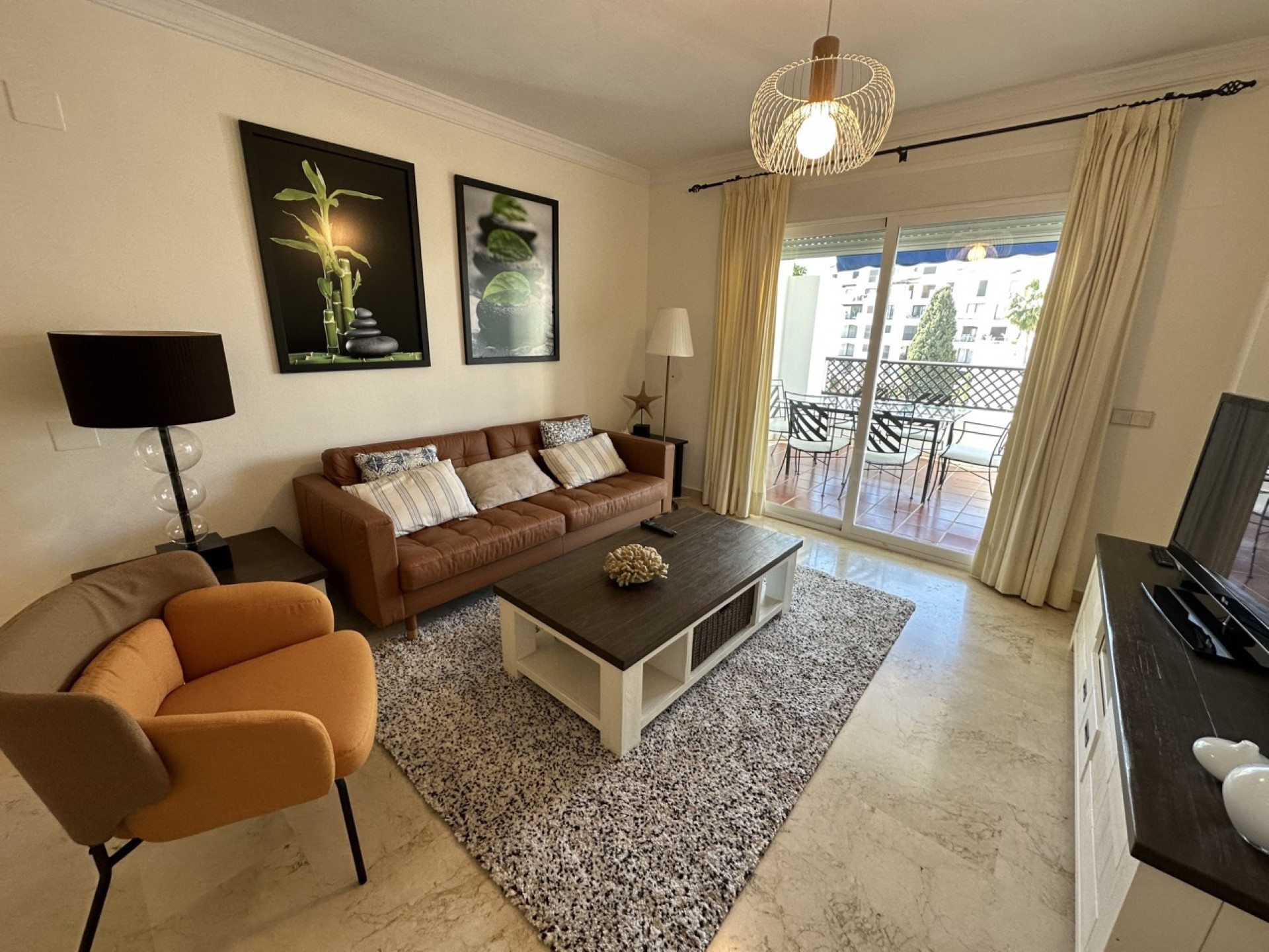 Hermoso apartamento de 2 dormitorios con orientación oeste lado playa en Terrazas de Banus, Puerto Banus.  