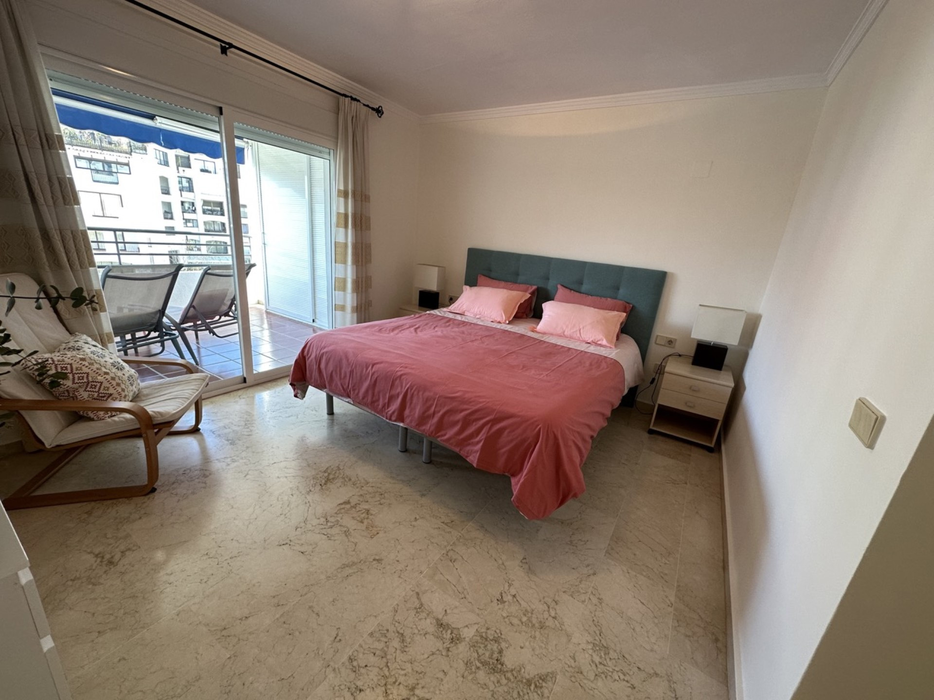 Hermoso apartamento de 2 dormitorios con orientación oeste lado playa en Terrazas de Banus, Puerto Banus.  